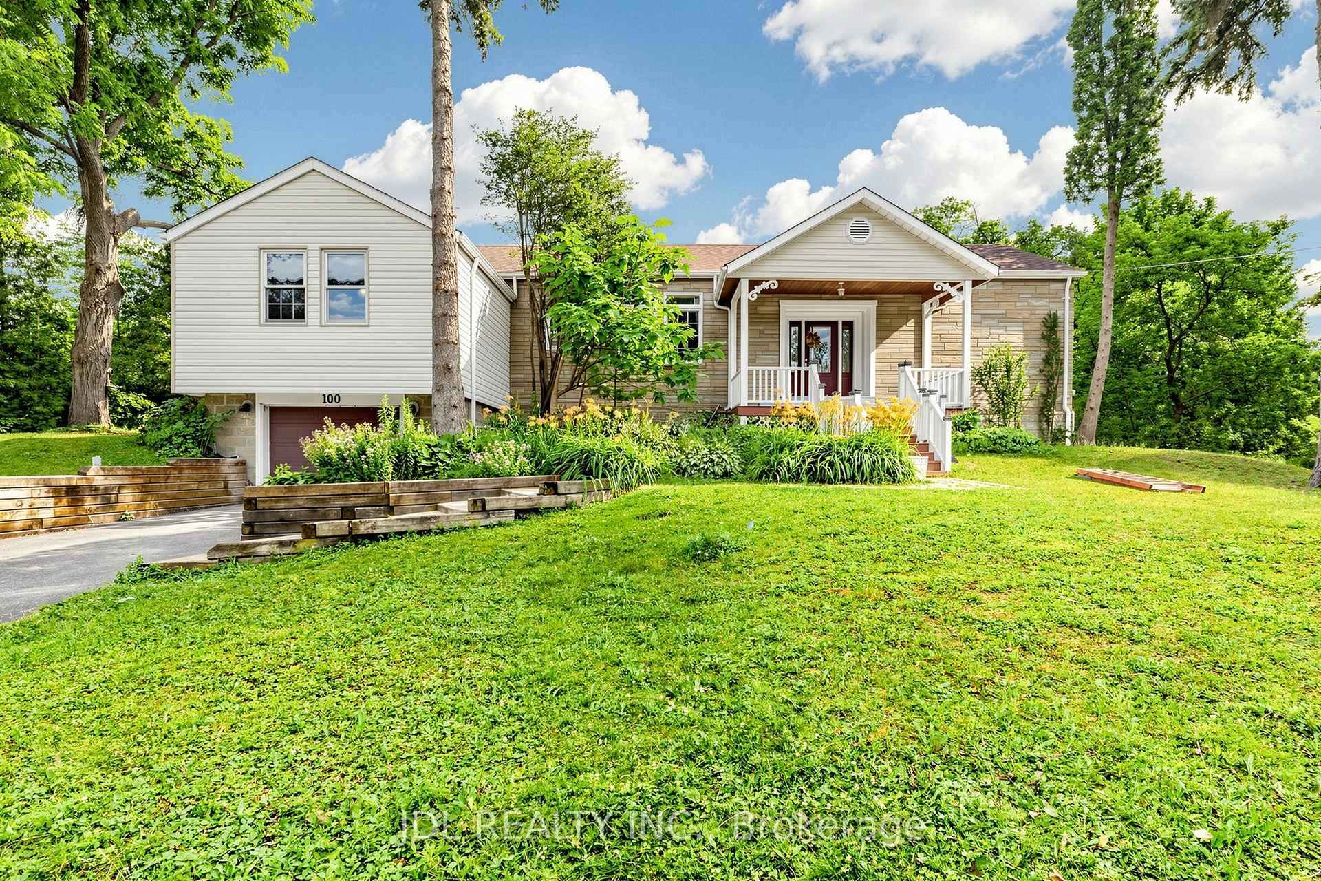 Photo 2 of 100 Roxborough Road, Newmarket, Gorham-College Manor — HOMEH