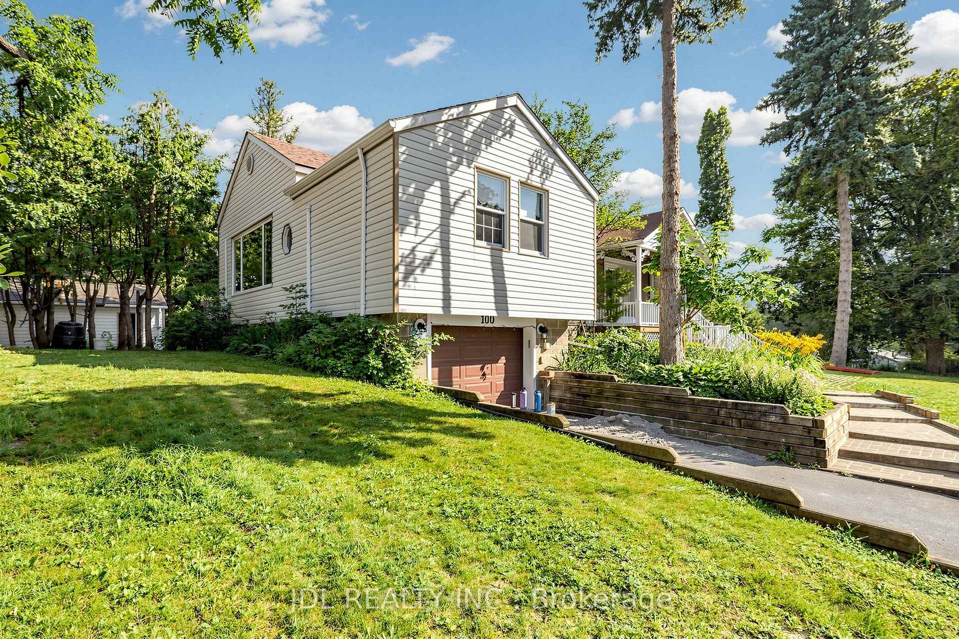 Photo 3 of 100 Roxborough Road, Newmarket, Gorham-College Manor — HOMEH