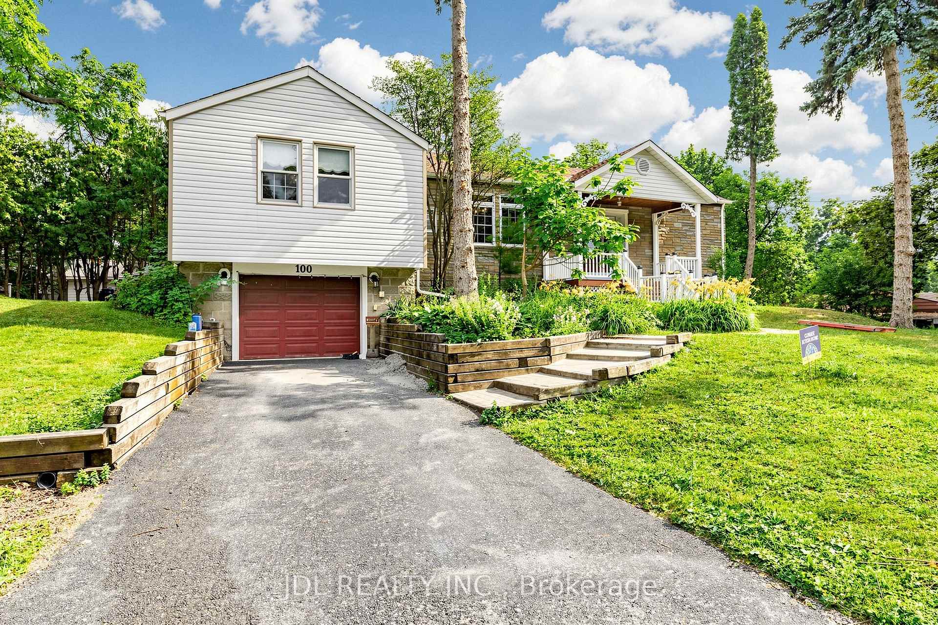 Photo 4 of 100 Roxborough Road, Newmarket, Gorham-College Manor — HOMEH