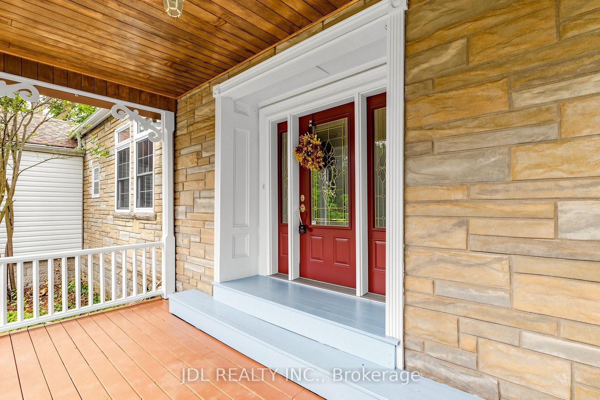Photo 5 of 100 Roxborough Road, Newmarket, Gorham-College Manor — HOMEH