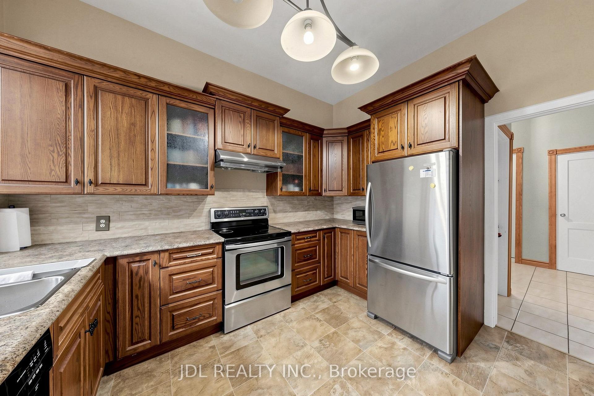 Photo 10 of 100 Roxborough Road, Newmarket, Gorham-College Manor — HOMEH