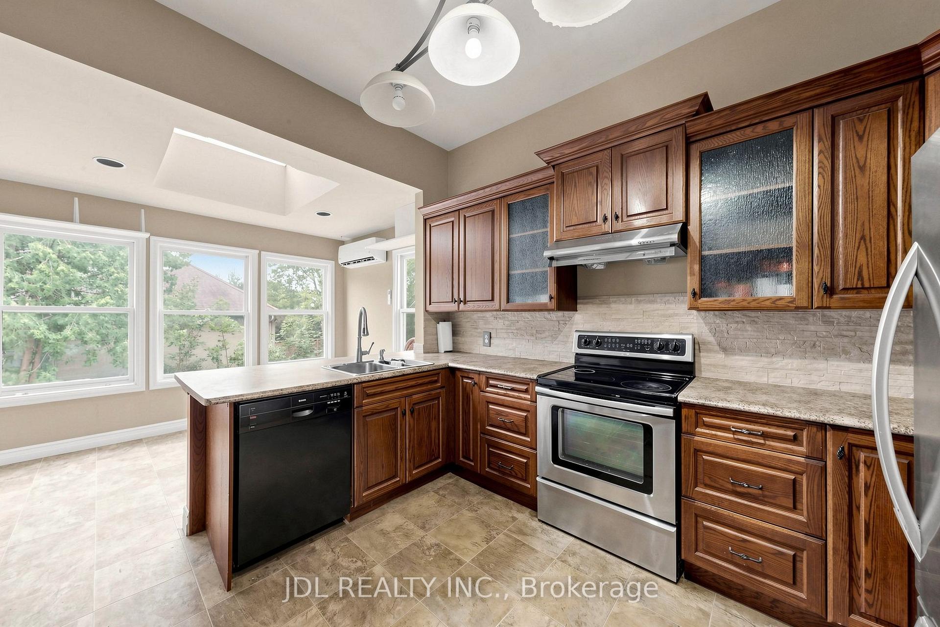 Photo 11 of 100 Roxborough Road, Newmarket, Gorham-College Manor — HOMEH