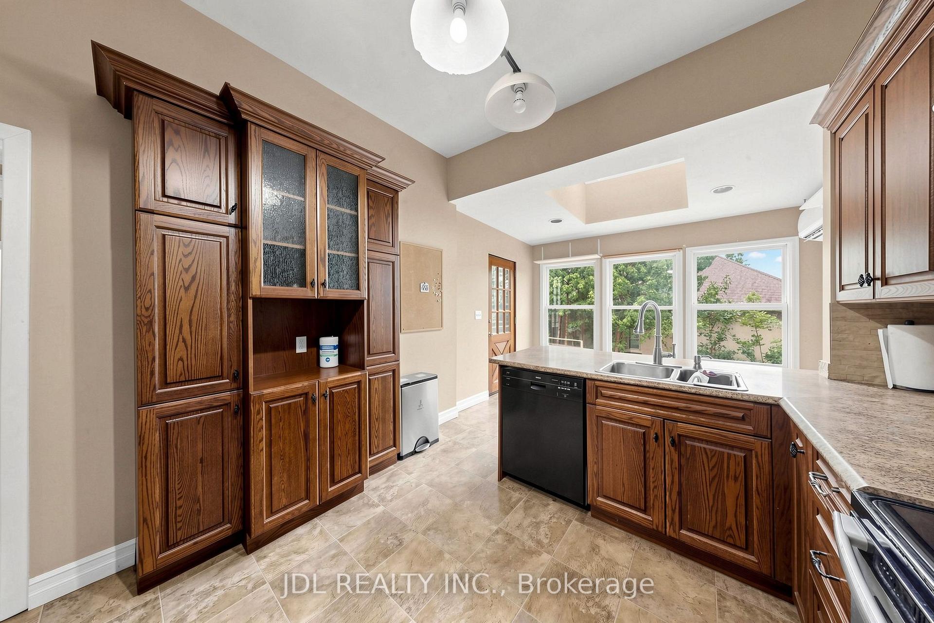 Photo 12 of 100 Roxborough Road, Newmarket, Gorham-College Manor — HOMEH