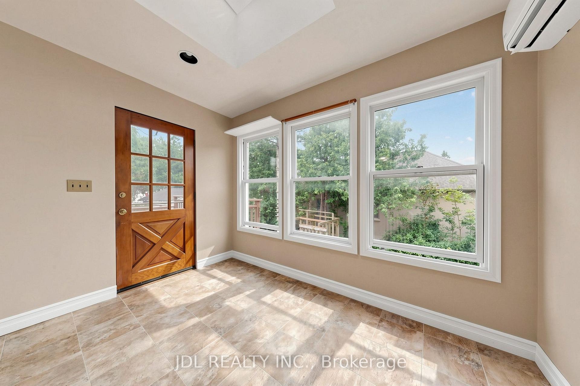 Photo 13 of 100 Roxborough Road, Newmarket, Gorham-College Manor — HOMEH