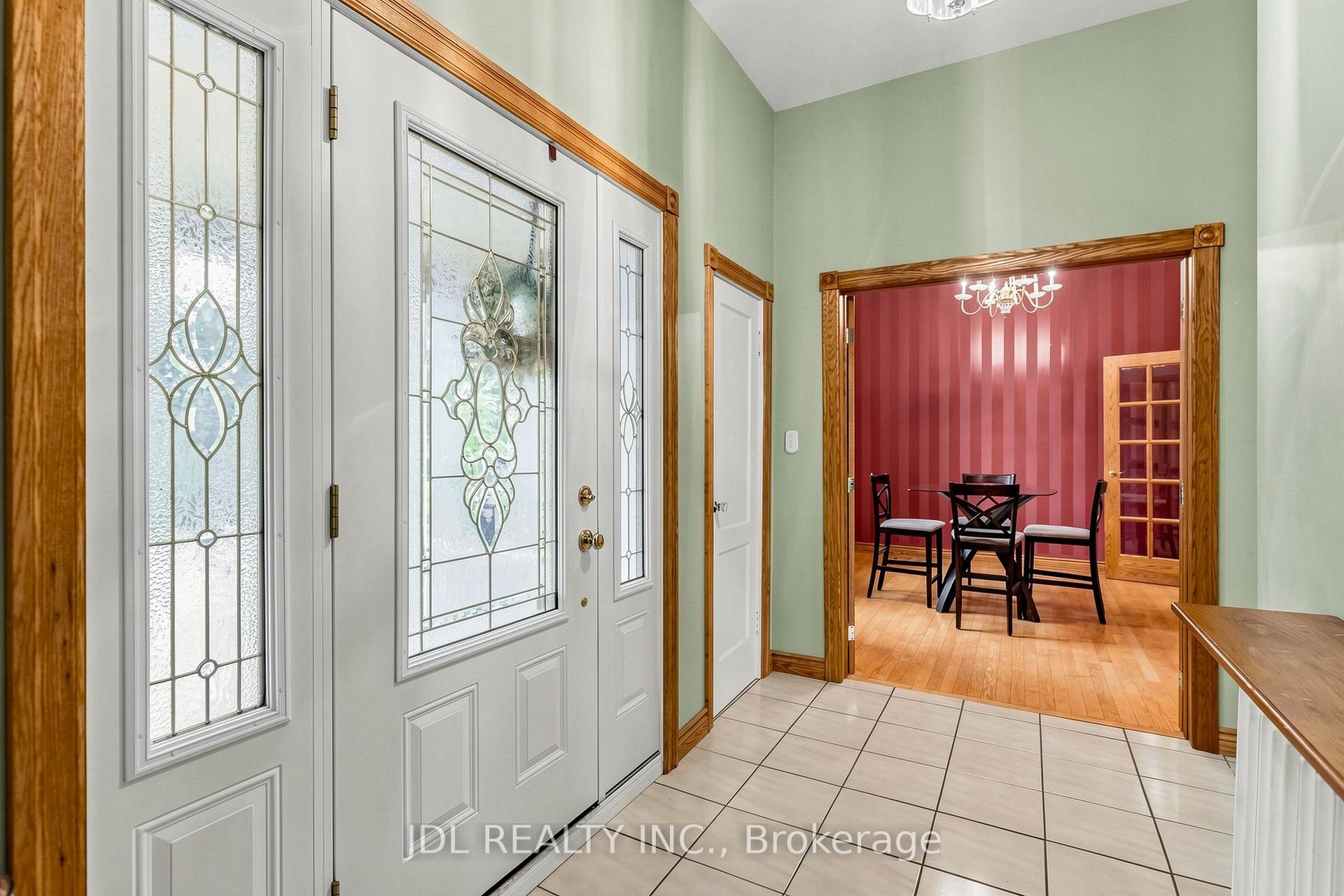 Photo 14 of 100 Roxborough Road, Newmarket, Gorham-College Manor — HOMEH