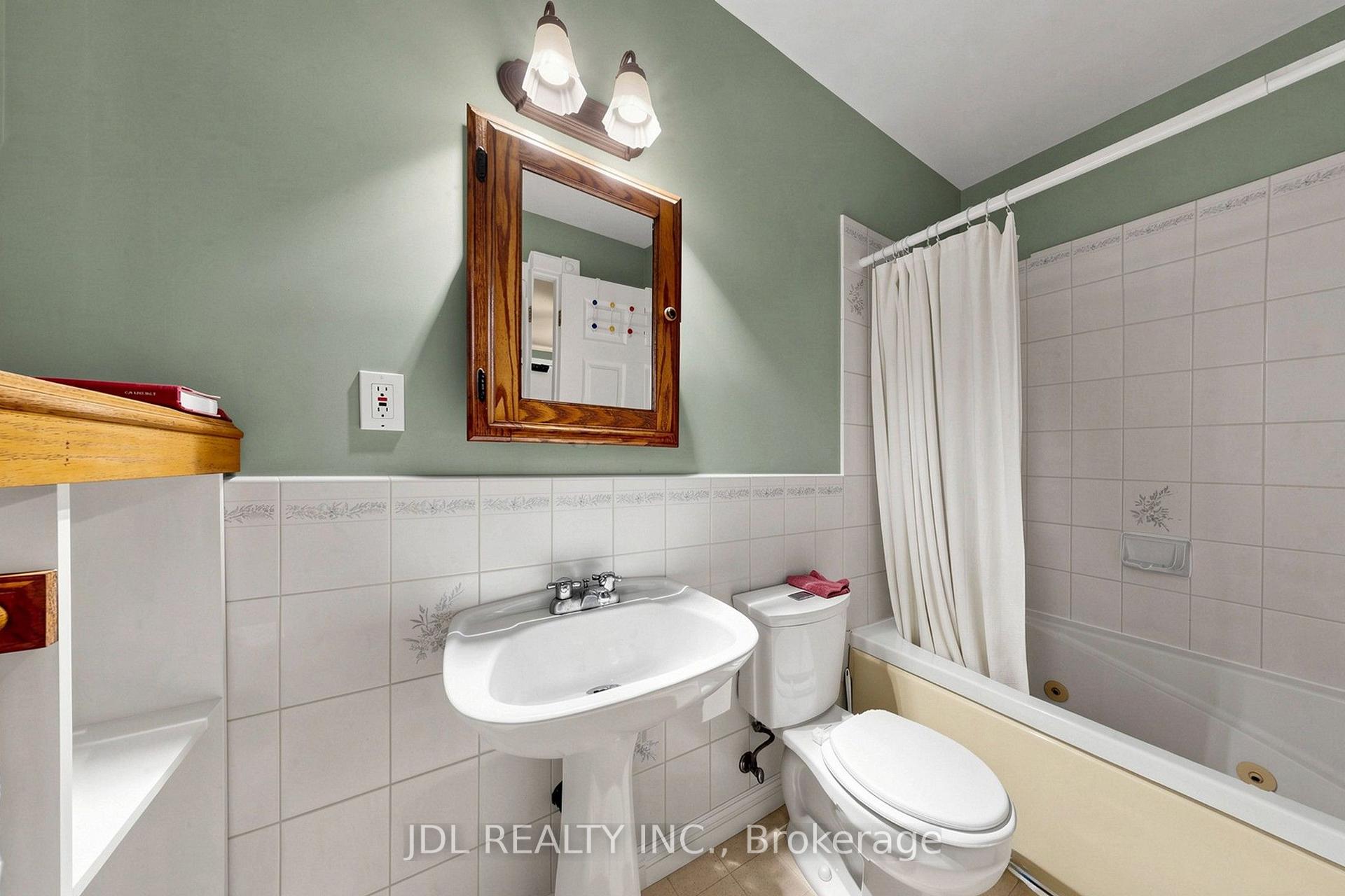 Photo 17 of 100 Roxborough Road, Newmarket, Gorham-College Manor — HOMEH