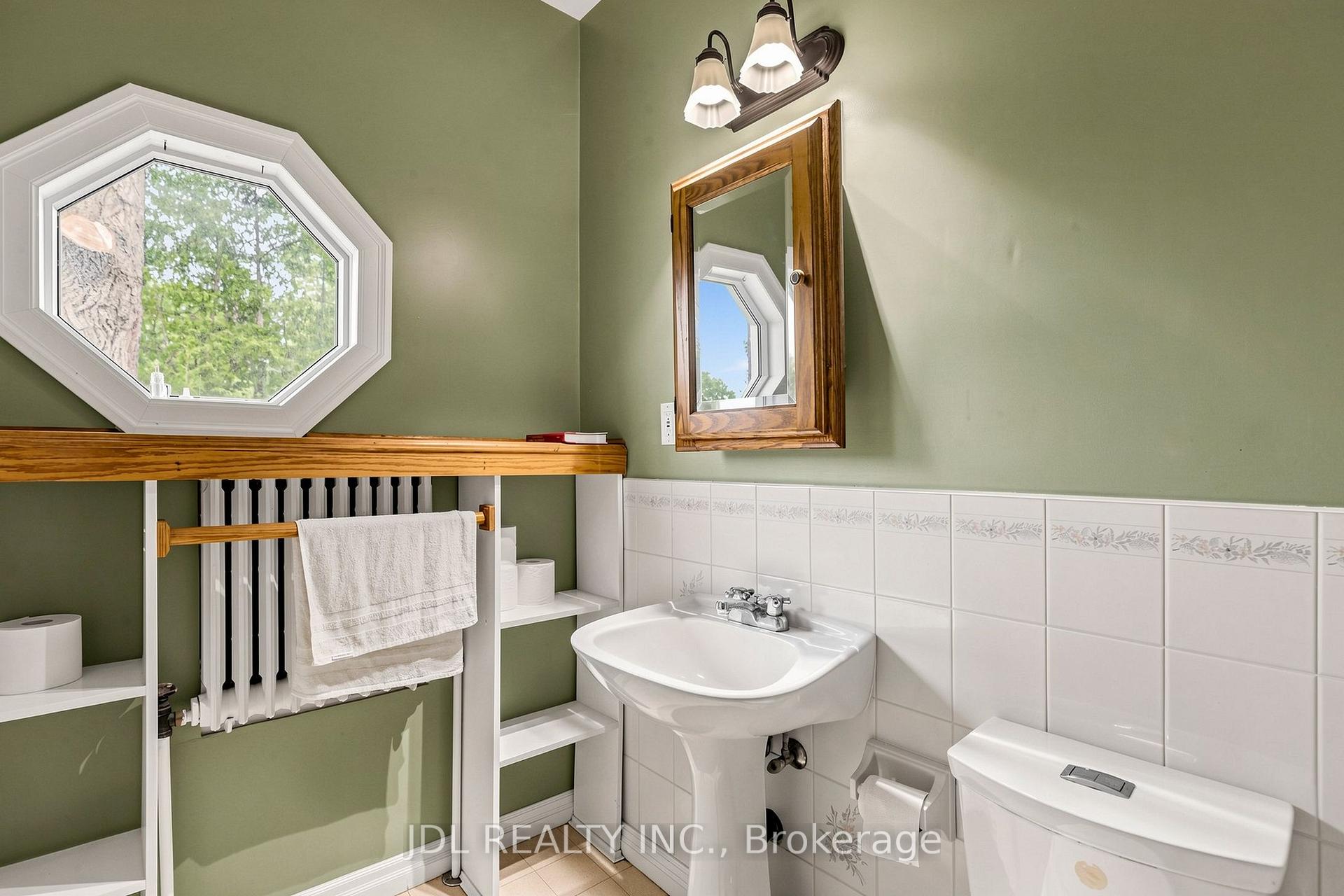 Photo 18 of 100 Roxborough Road, Newmarket, Gorham-College Manor — HOMEH