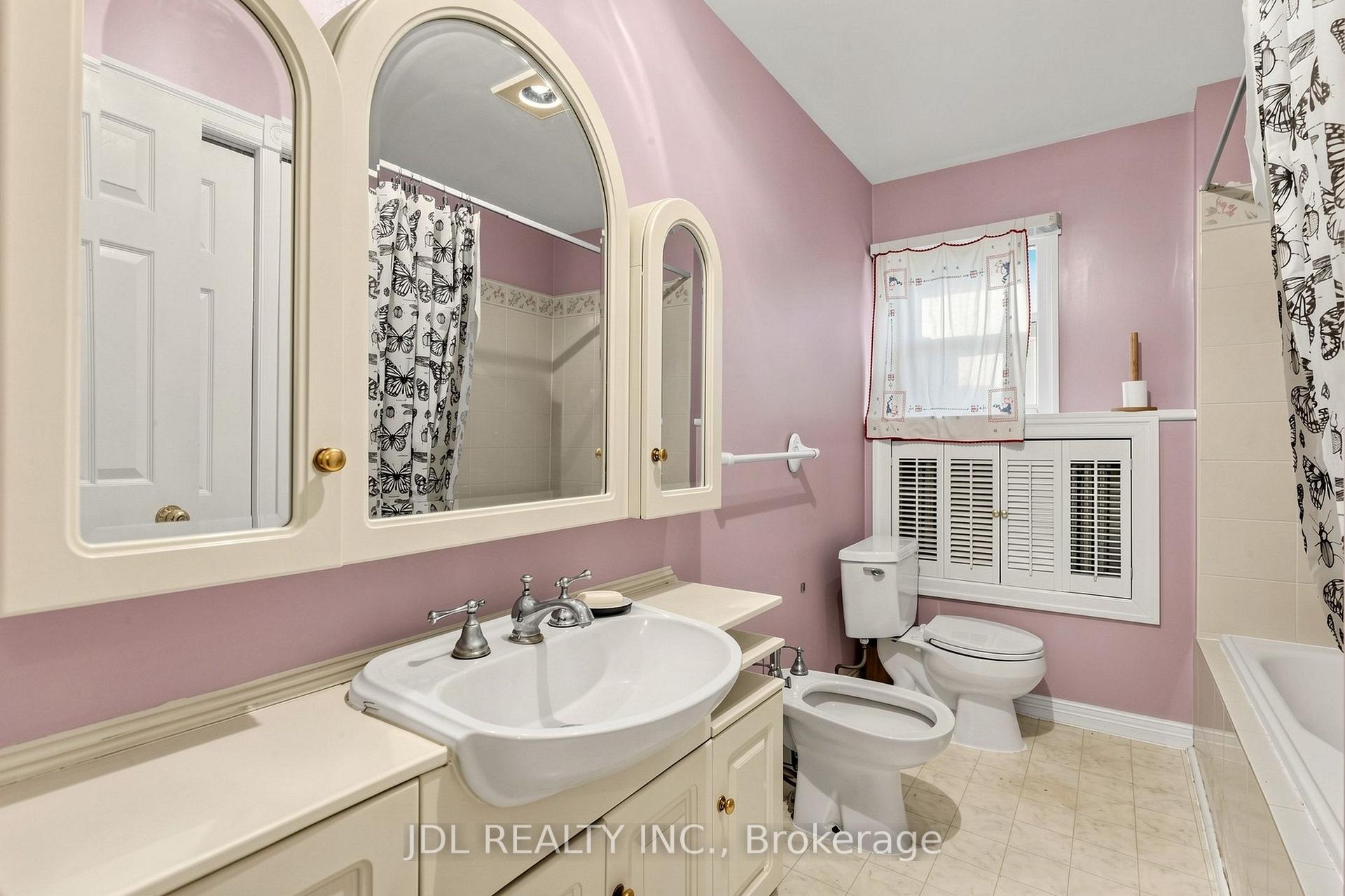 Photo 19 of 100 Roxborough Road, Newmarket, Gorham-College Manor — HOMEH