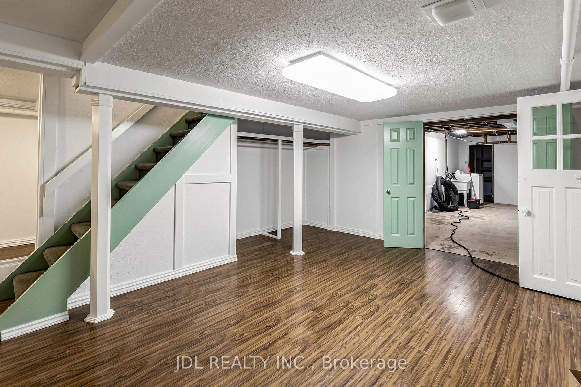 Photo 21 of 100 Roxborough Road, Newmarket, Gorham-College Manor — HOMEH