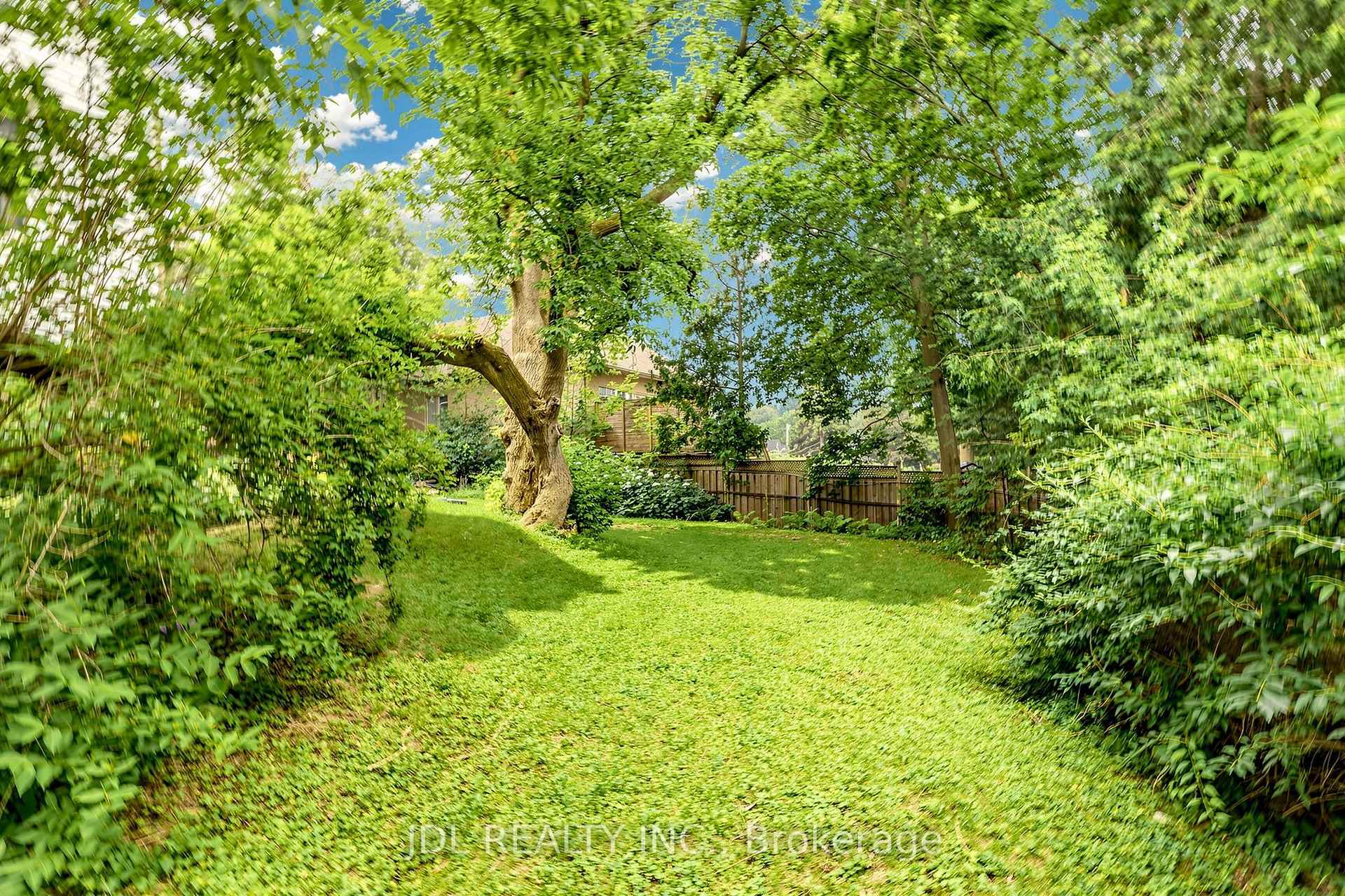 Photo 25 of 100 Roxborough Road, Newmarket, Gorham-College Manor — HOMEH