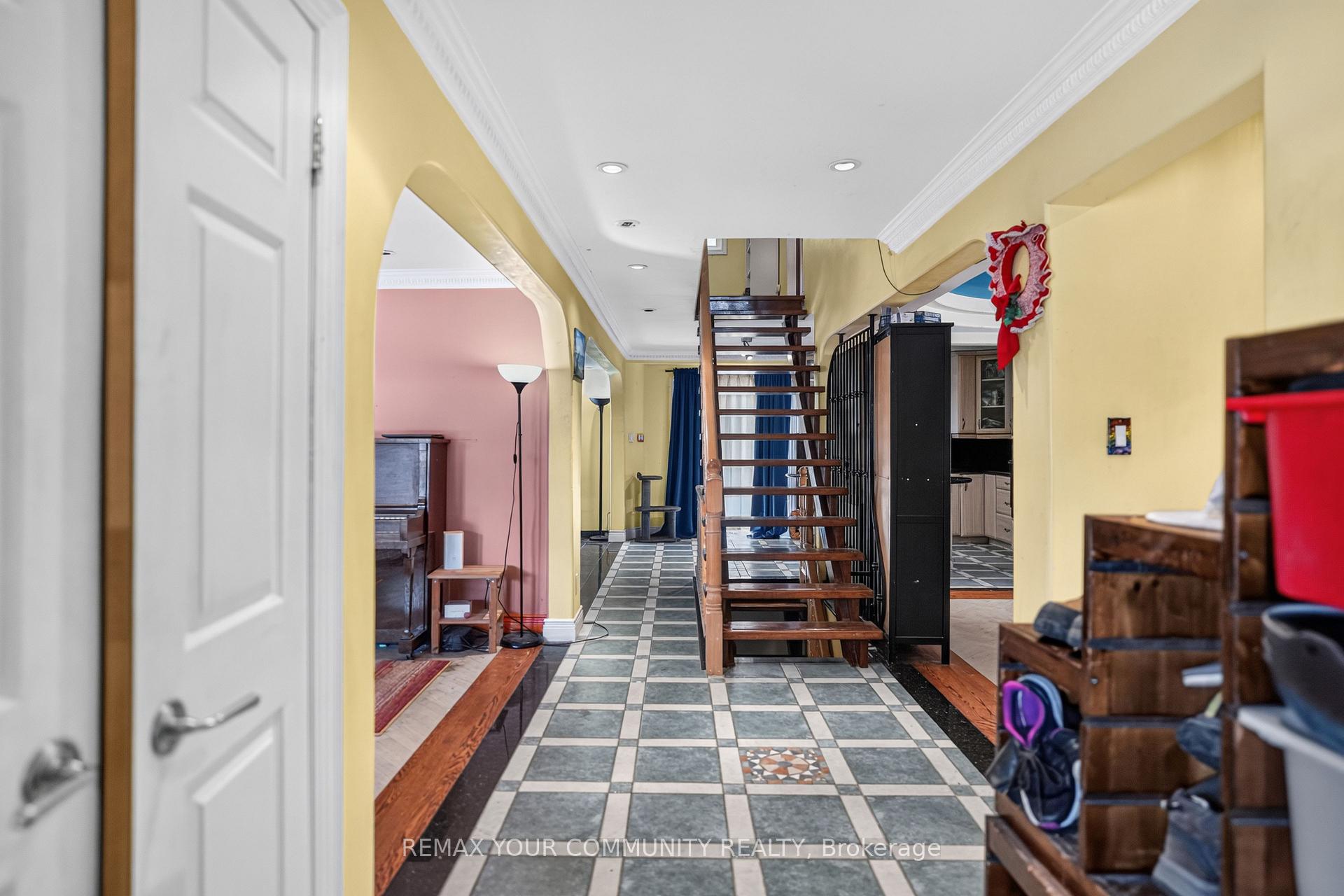 Photo 3 of 79 Westhampton Drive, Vaughan, Brownridge — HOMEH
