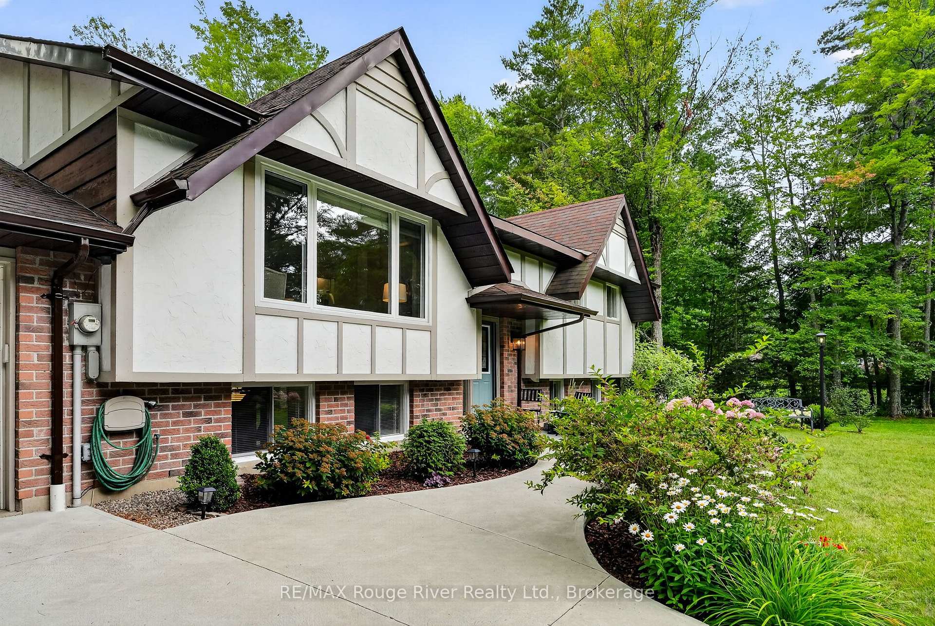 Photo 5 of 221 Colonial Drive, Quinte West, Murray Ward — HOMEH