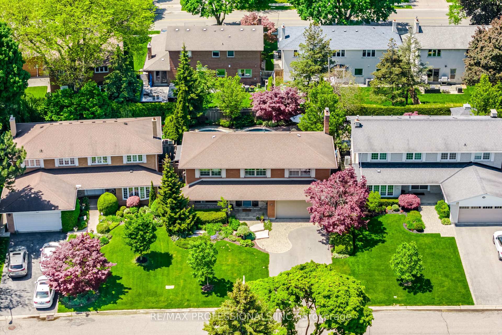 Photo 2 of 16 Cherry Post Crescent, Etobicoke, Markland Wood — HOMEH