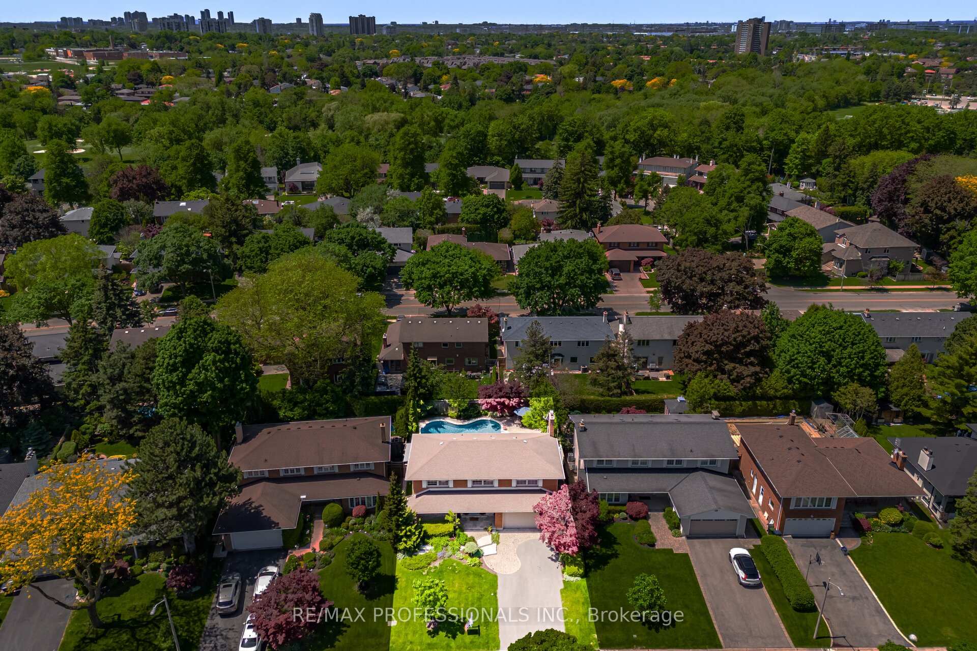 Photo 3 of 16 Cherry Post Crescent, Etobicoke, Markland Wood — HOMEH