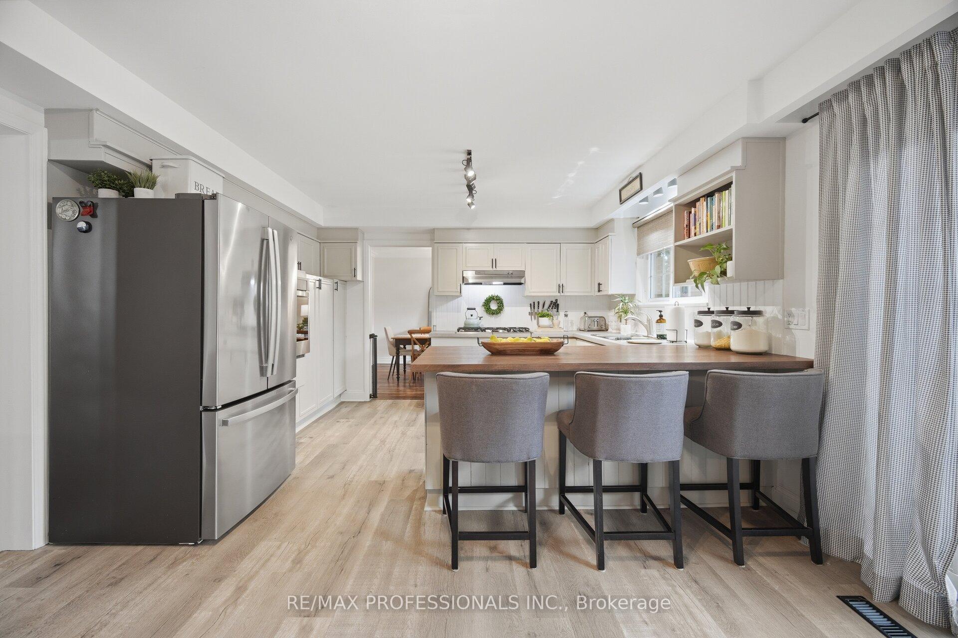 Photo 15 of 16 Cherry Post Crescent, Etobicoke, Markland Wood — HOMEH