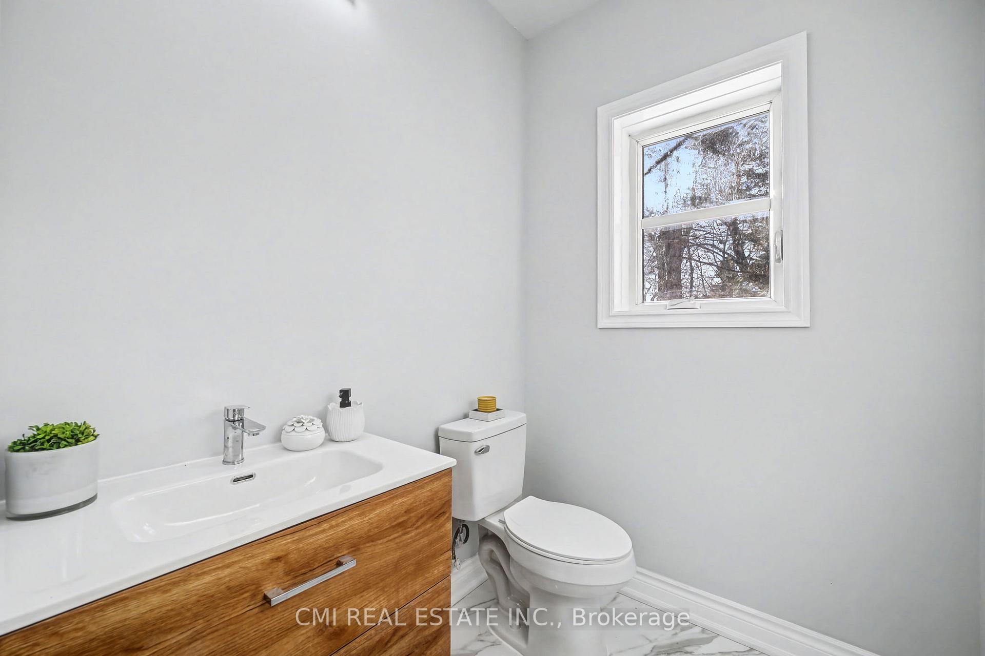 Photo 11 of 75 Kenilworth Avenue, Toronto, The Beaches — HOMEH