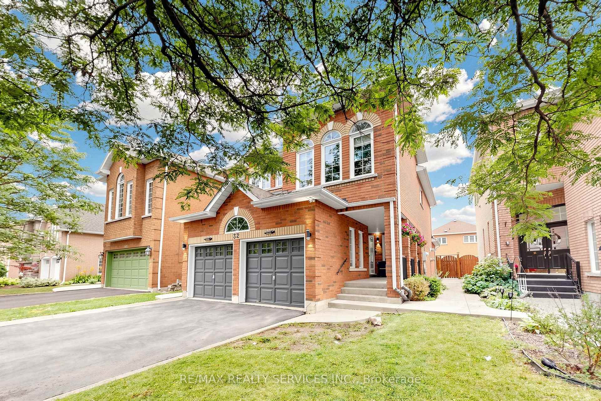 Photo 2 of 32 Hillpath Crescent, Brampton, Snelgrove — HOMEH