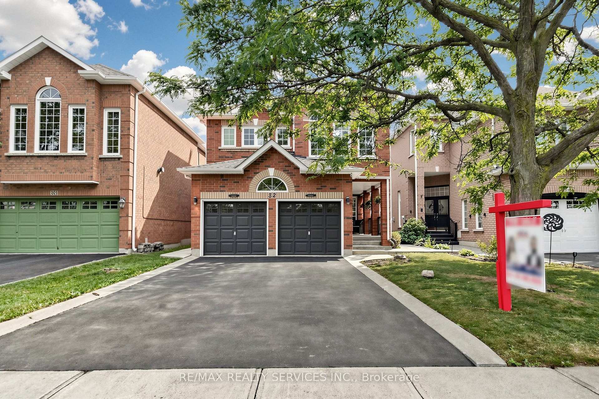 Photo 3 of 32 Hillpath Crescent, Brampton, Snelgrove — HOMEH
