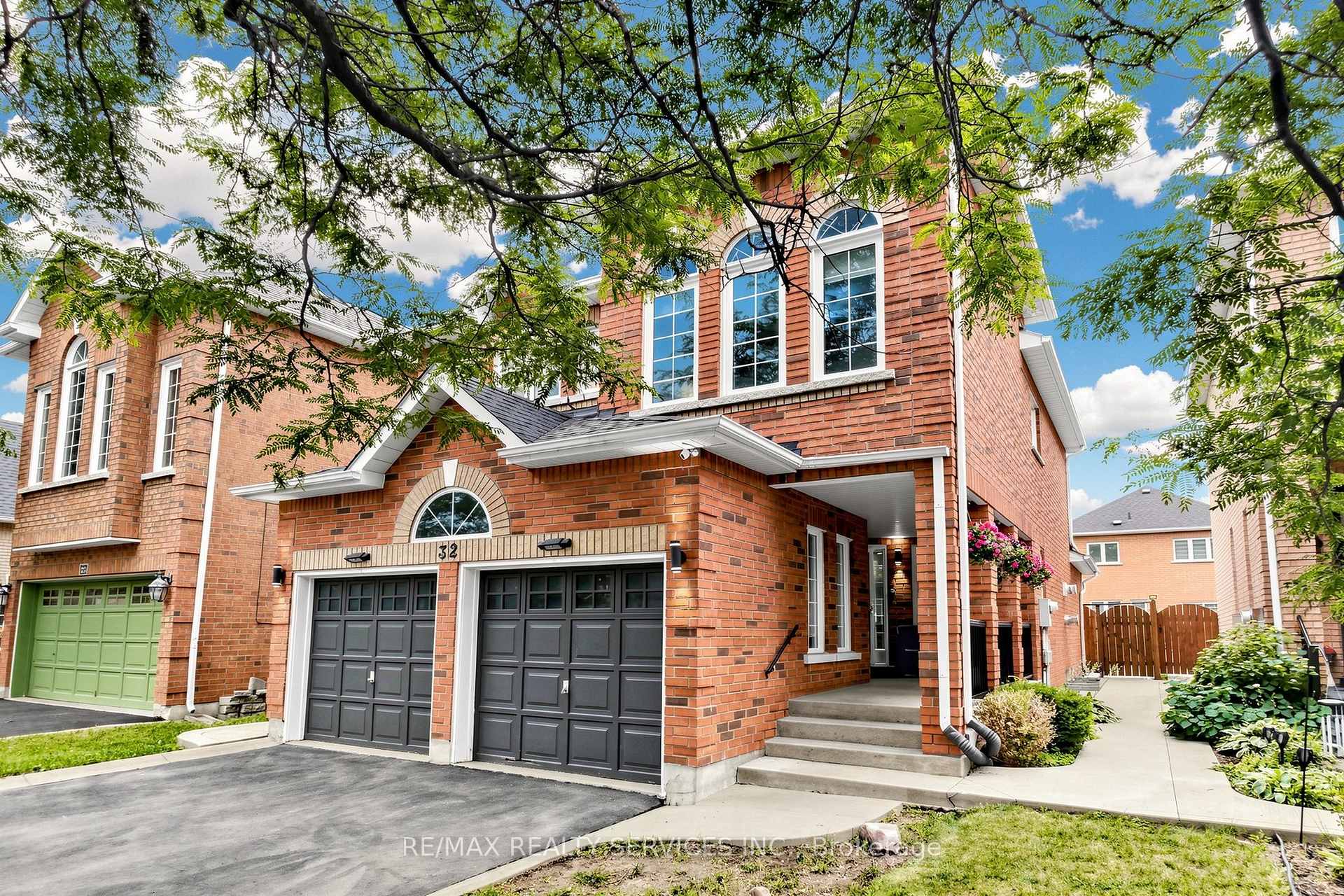 Photo 4 of 32 Hillpath Crescent, Brampton, Snelgrove — HOMEH