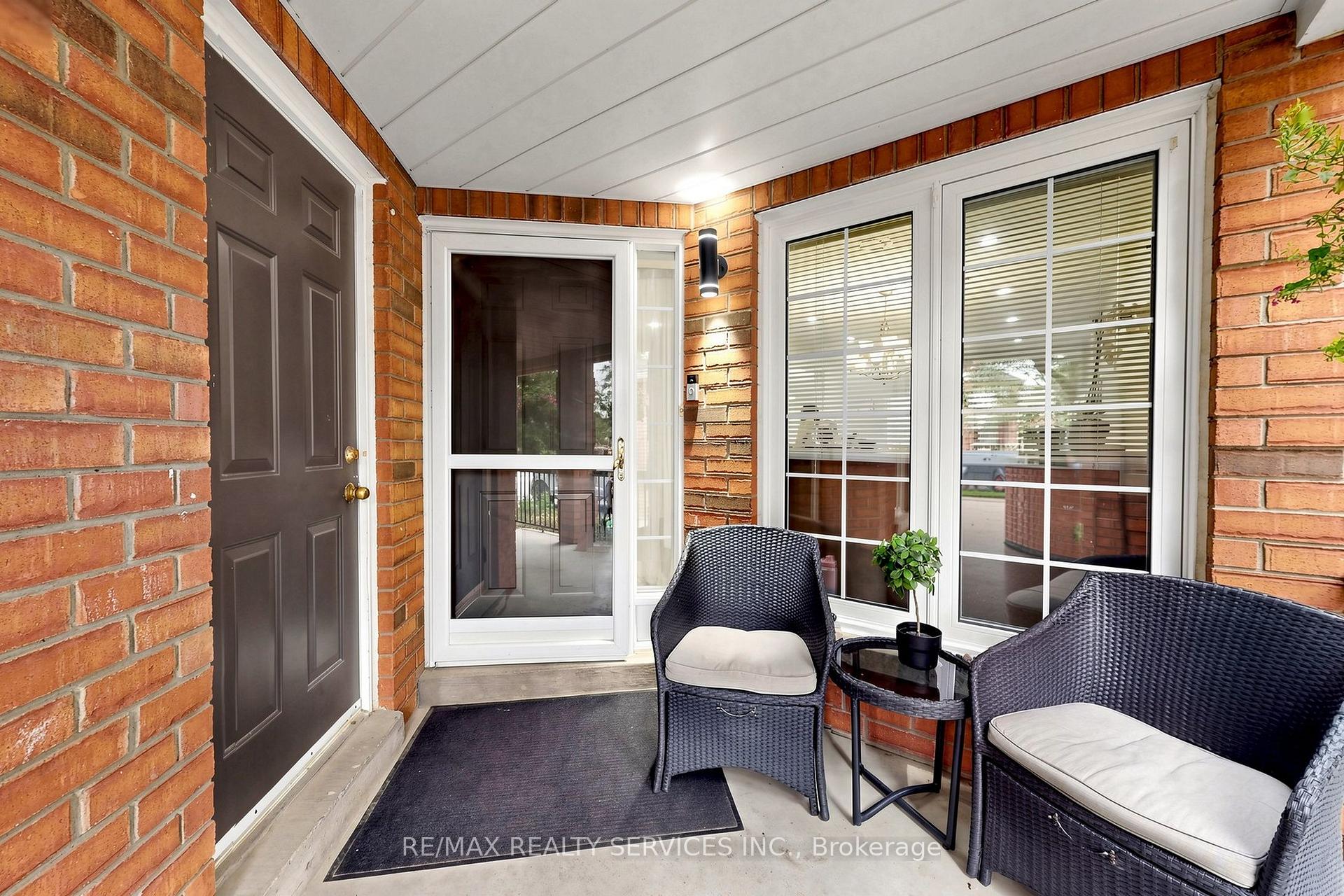 Photo 6 of 32 Hillpath Crescent, Brampton, Snelgrove — HOMEH