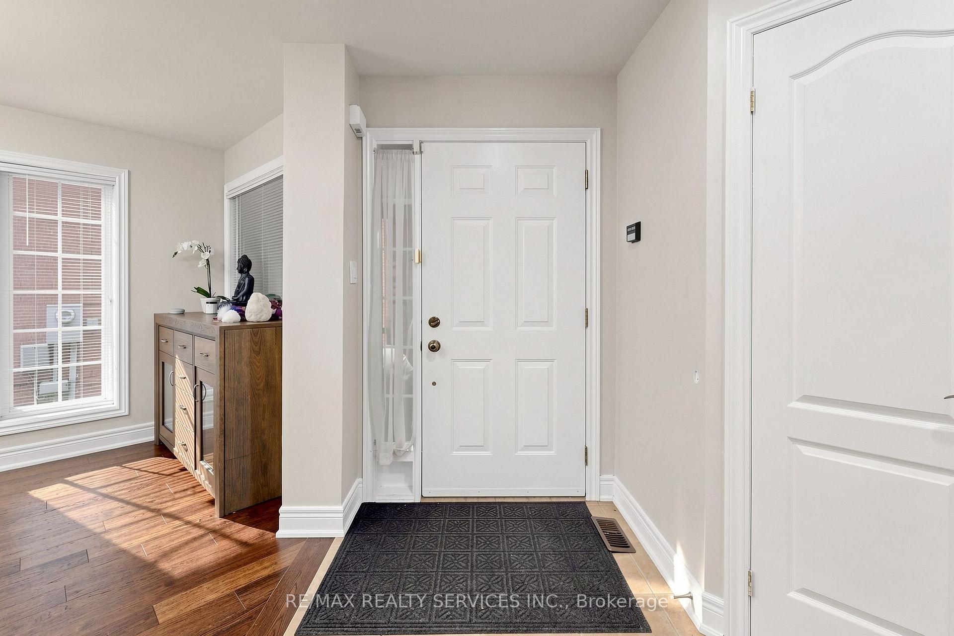 Photo 7 of 32 Hillpath Crescent, Brampton, Snelgrove — HOMEH