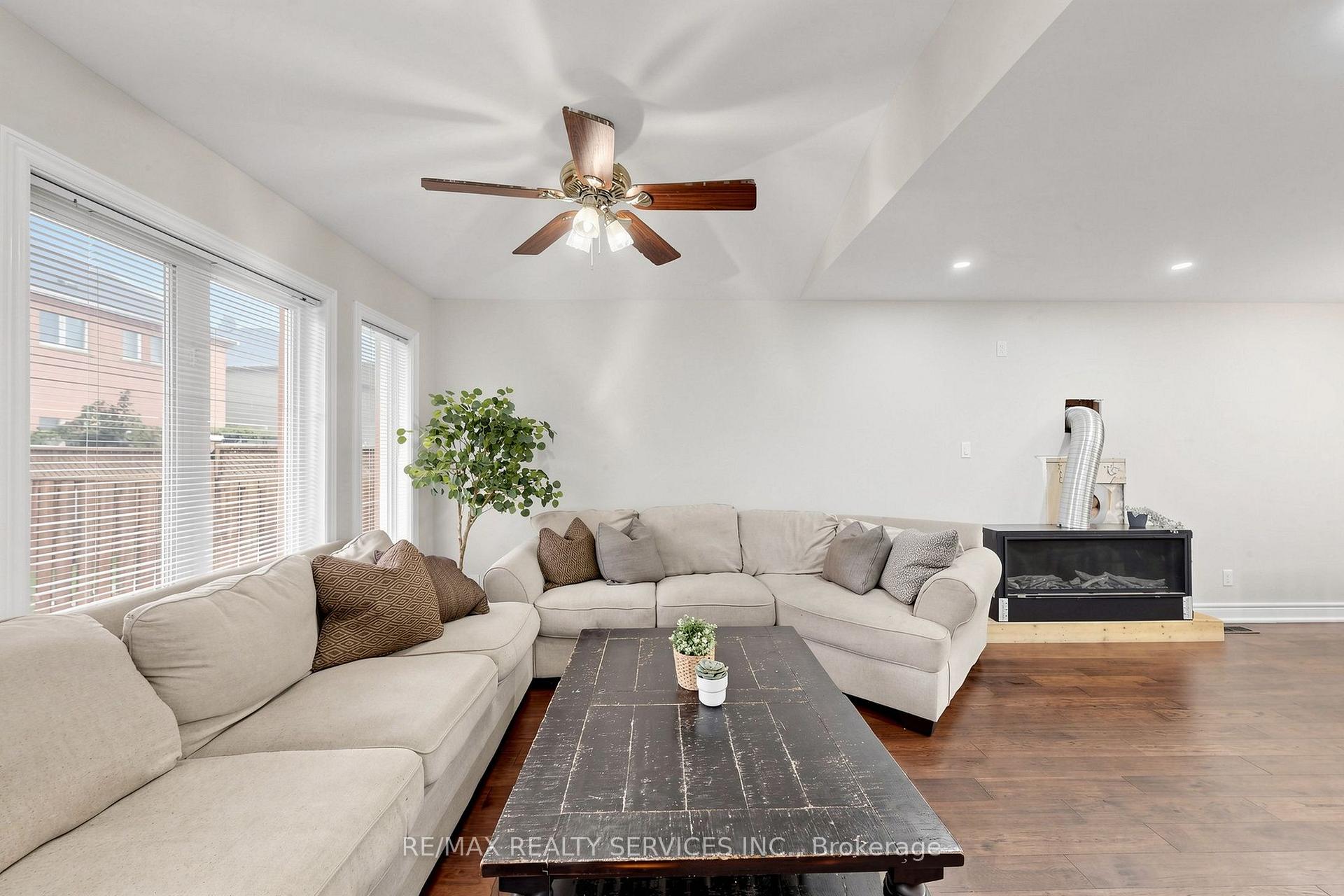 Photo 10 of 32 Hillpath Crescent, Brampton, Snelgrove — HOMEH