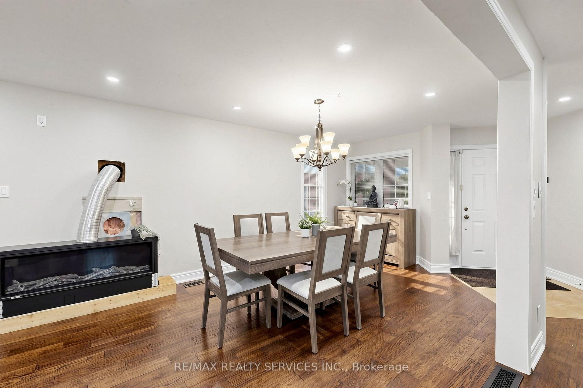 Photo 14 of 32 Hillpath Crescent, Brampton, Snelgrove — HOMEH