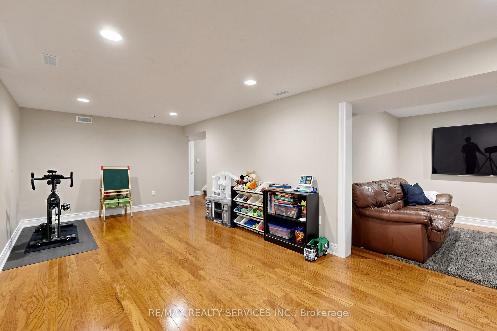 Photo 38 of 32 Hillpath Crescent, Brampton, Snelgrove — HOMEH