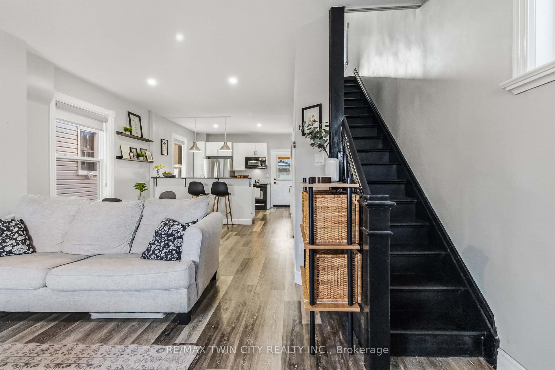 Photo 5 of 69 St Paul Avenue, Brantford, Holmedale — HOMEH