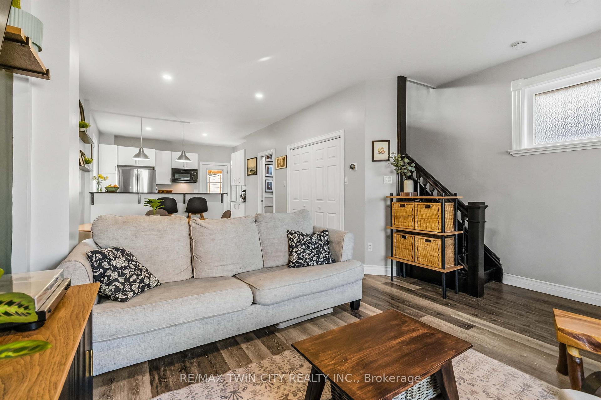 Photo 8 of 69 St Paul Avenue, Brantford, Holmedale — HOMEH