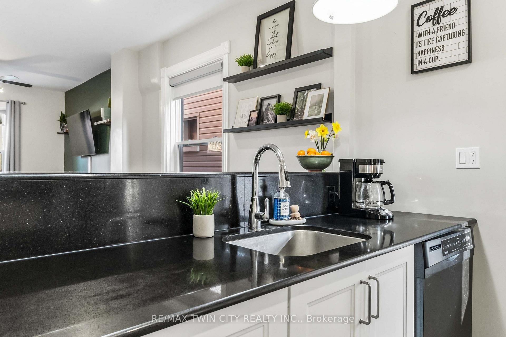 Photo 17 of 69 St Paul Avenue, Brantford, Holmedale — HOMEH
