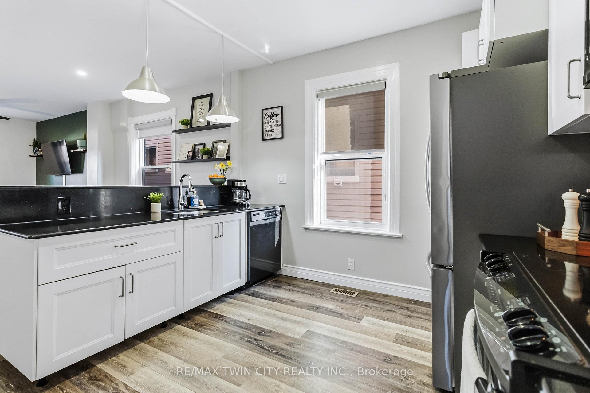 Photo 21 of 69 St Paul Avenue, Brantford, Holmedale — HOMEH