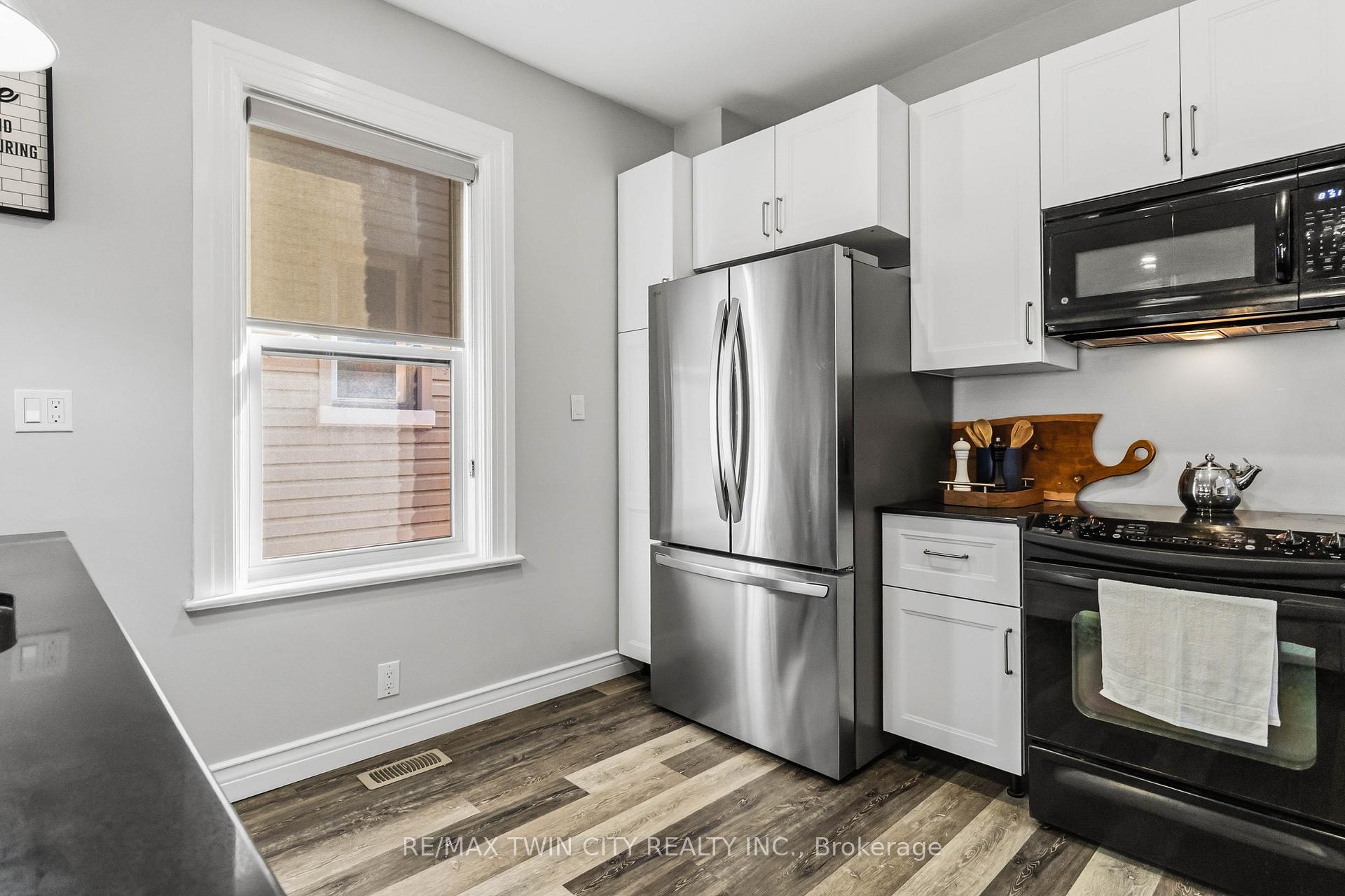 Photo 22 of 69 St Paul Avenue, Brantford, Holmedale — HOMEH