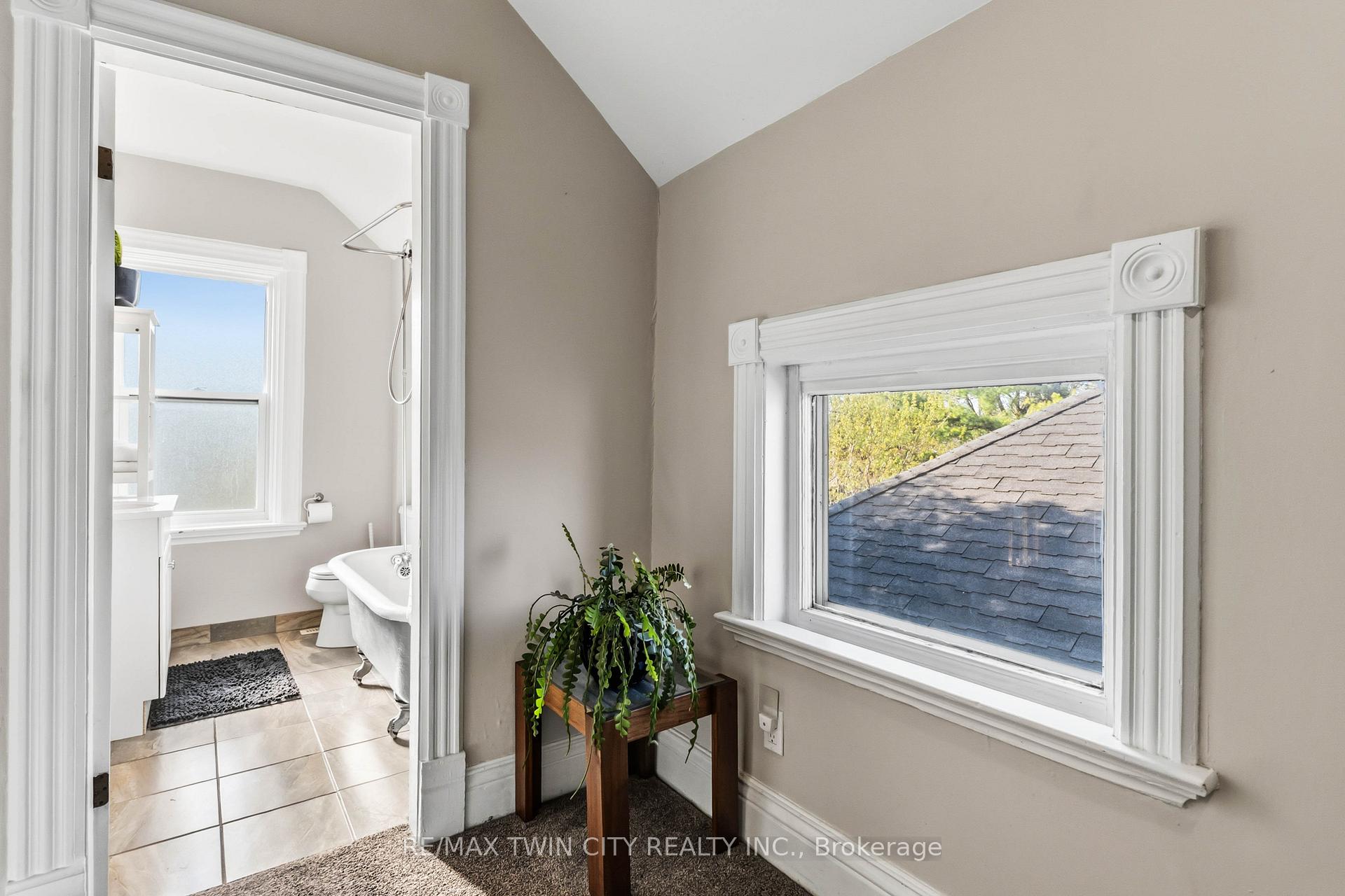 Photo 26 of 69 St Paul Avenue, Brantford, Holmedale — HOMEH