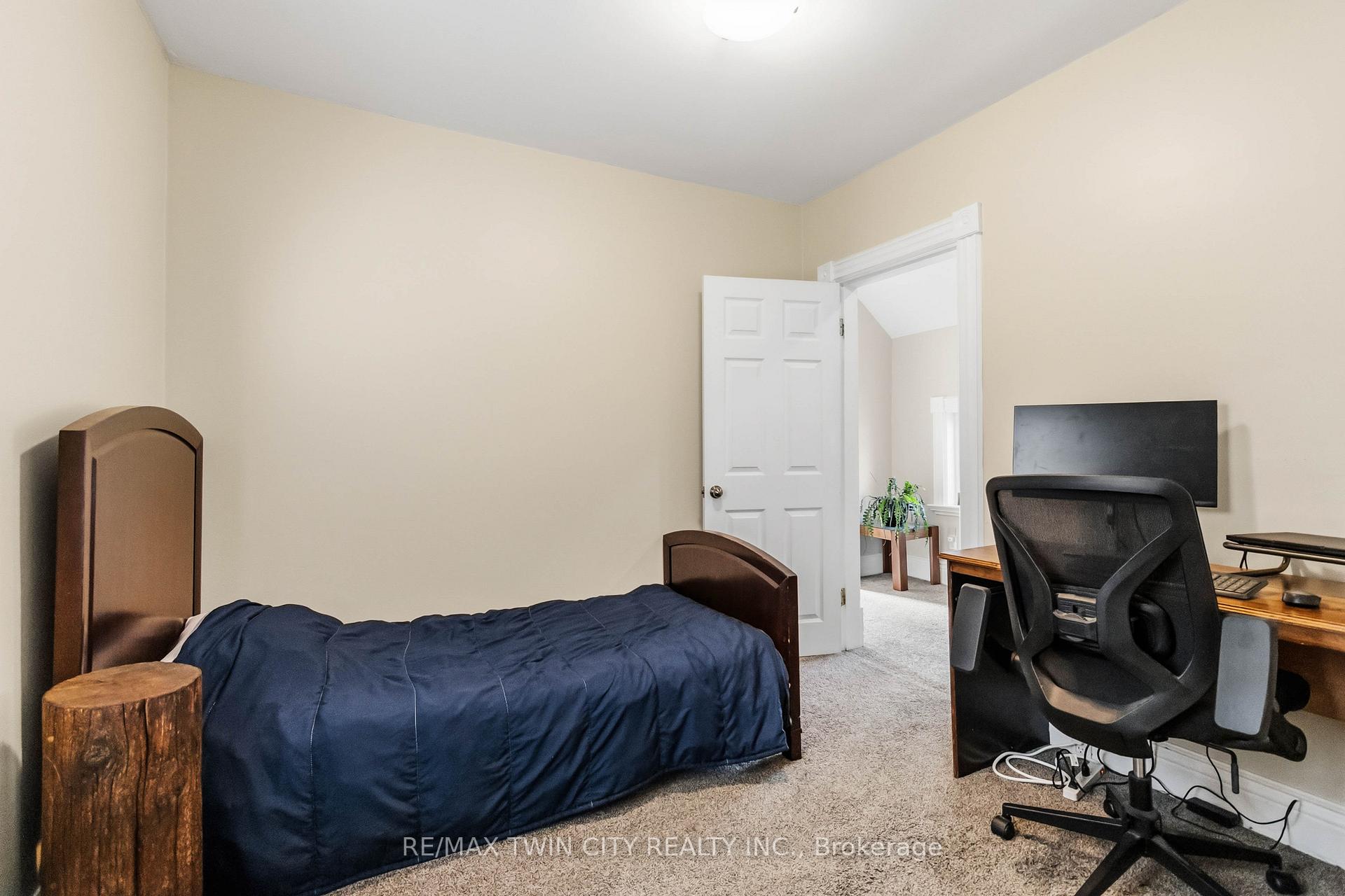 Photo 33 of 69 St Paul Avenue, Brantford, Holmedale — HOMEH