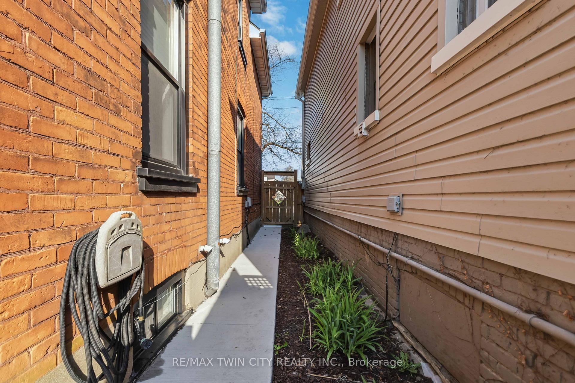 Photo 39 of 69 St Paul Avenue, Brantford, Holmedale — HOMEH