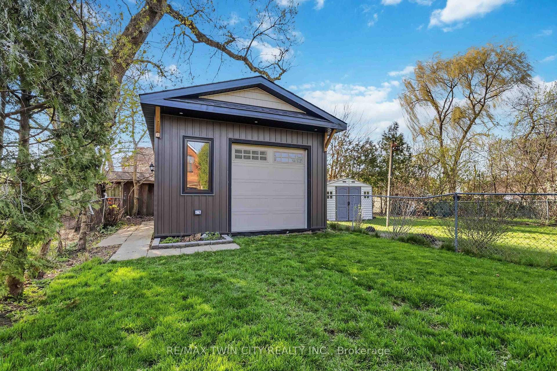 Photo 41 of 69 St Paul Avenue, Brantford, Holmedale — HOMEH