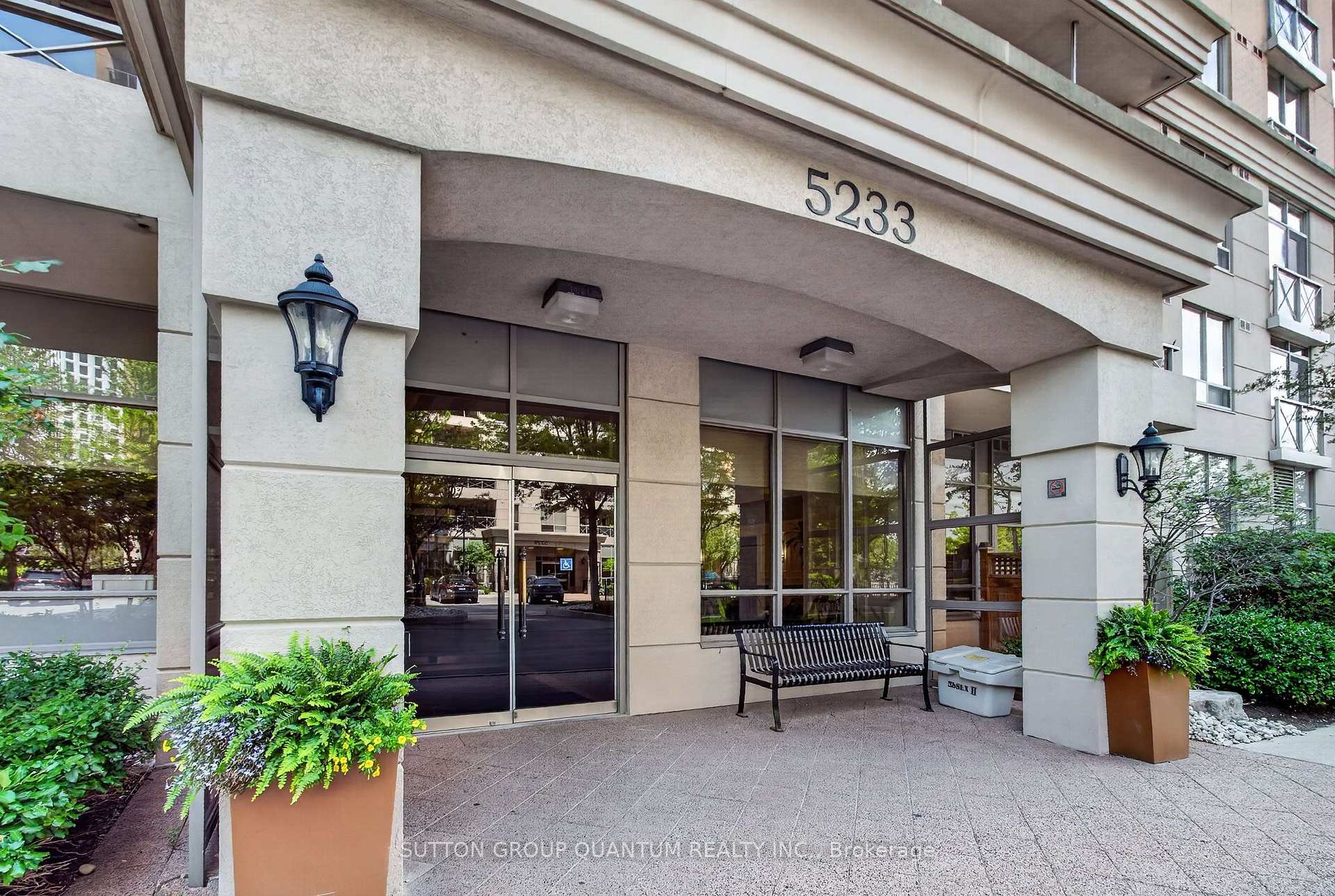 Photo 2 of Unit 723, 5233 Dundas Street W, Etobicoke, Islington-City Centre West — HOMEH