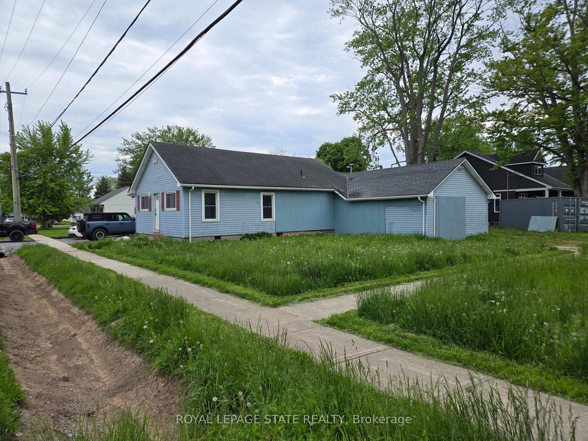 Front of 303 Ridge Road S