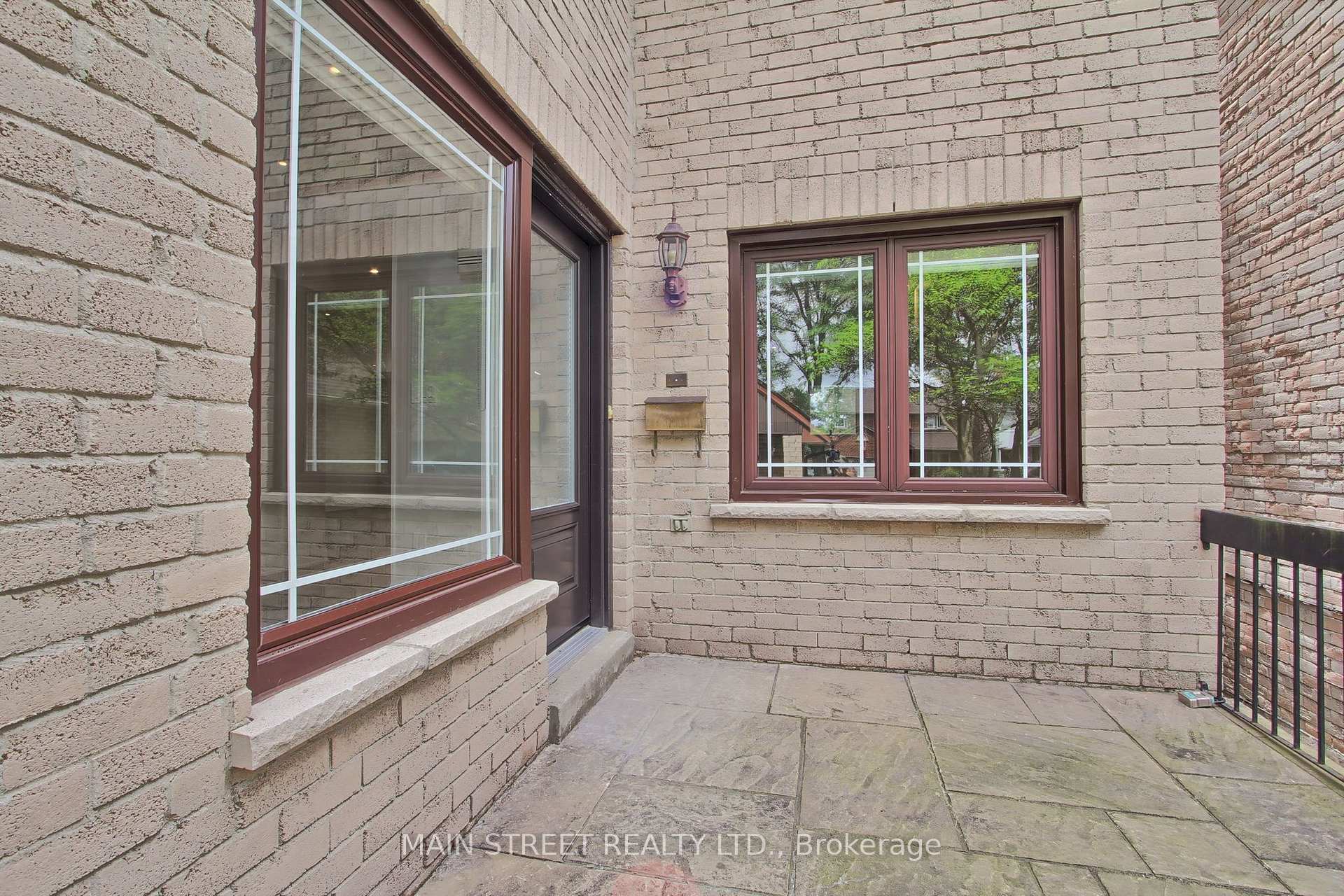 Photo 4 of 27 Murdock Avenue, Aurora, Aurora Heights — HOMEH