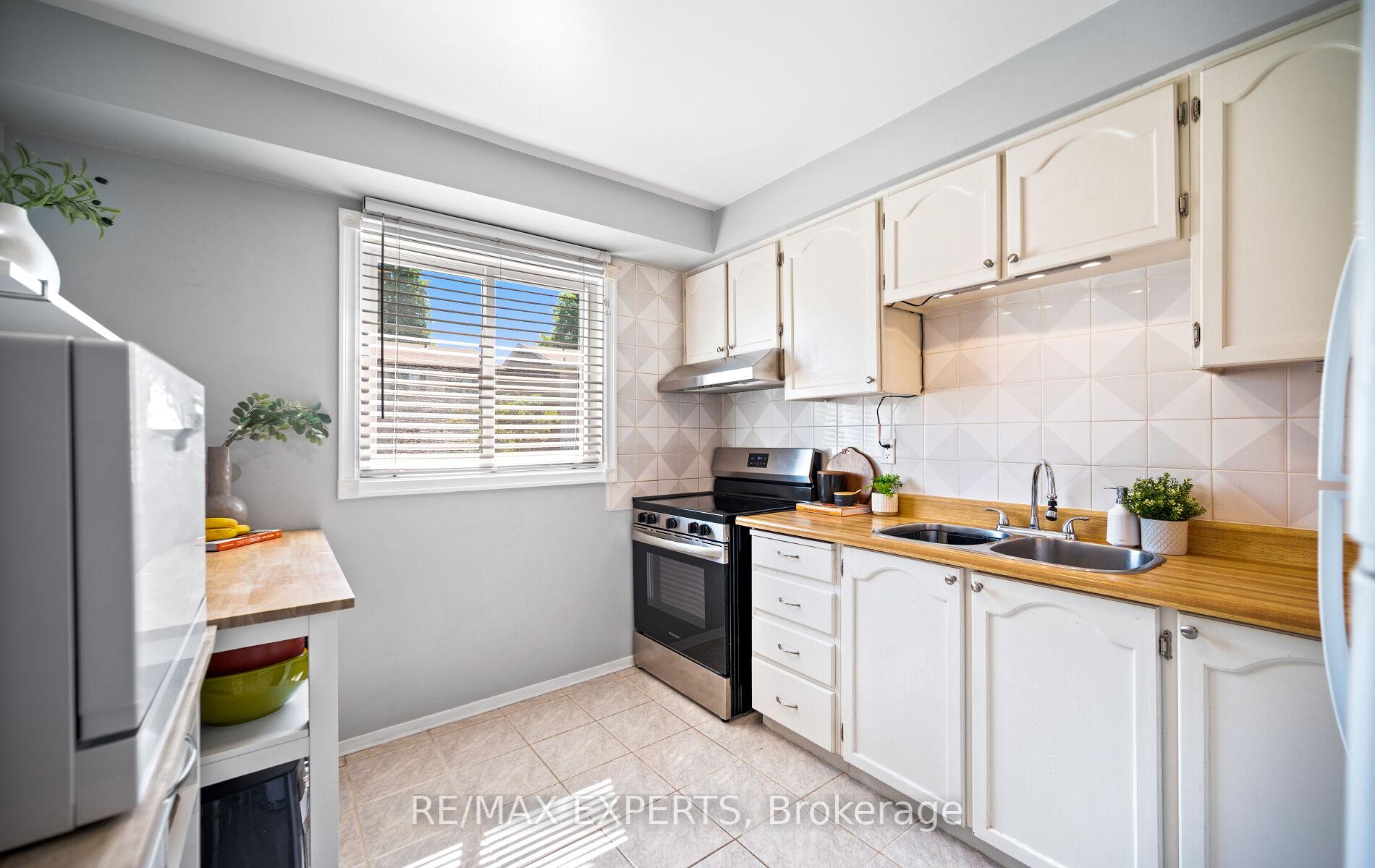 Photo 14 of Unit 15, 161 Moregate Crescent, Brampton, Central Park — HOMEH