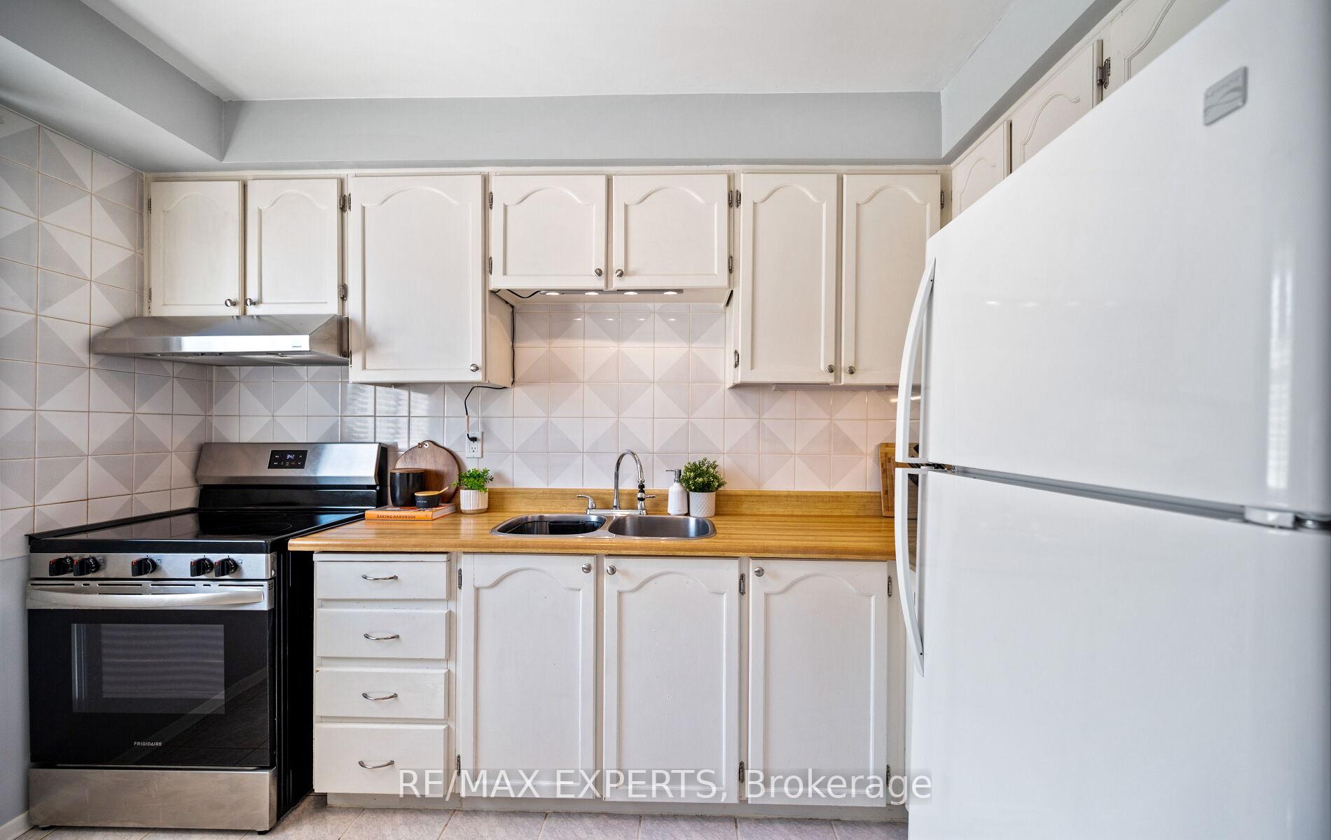 Photo 16 of Unit 15, 161 Moregate Crescent, Brampton, Central Park — HOMEH