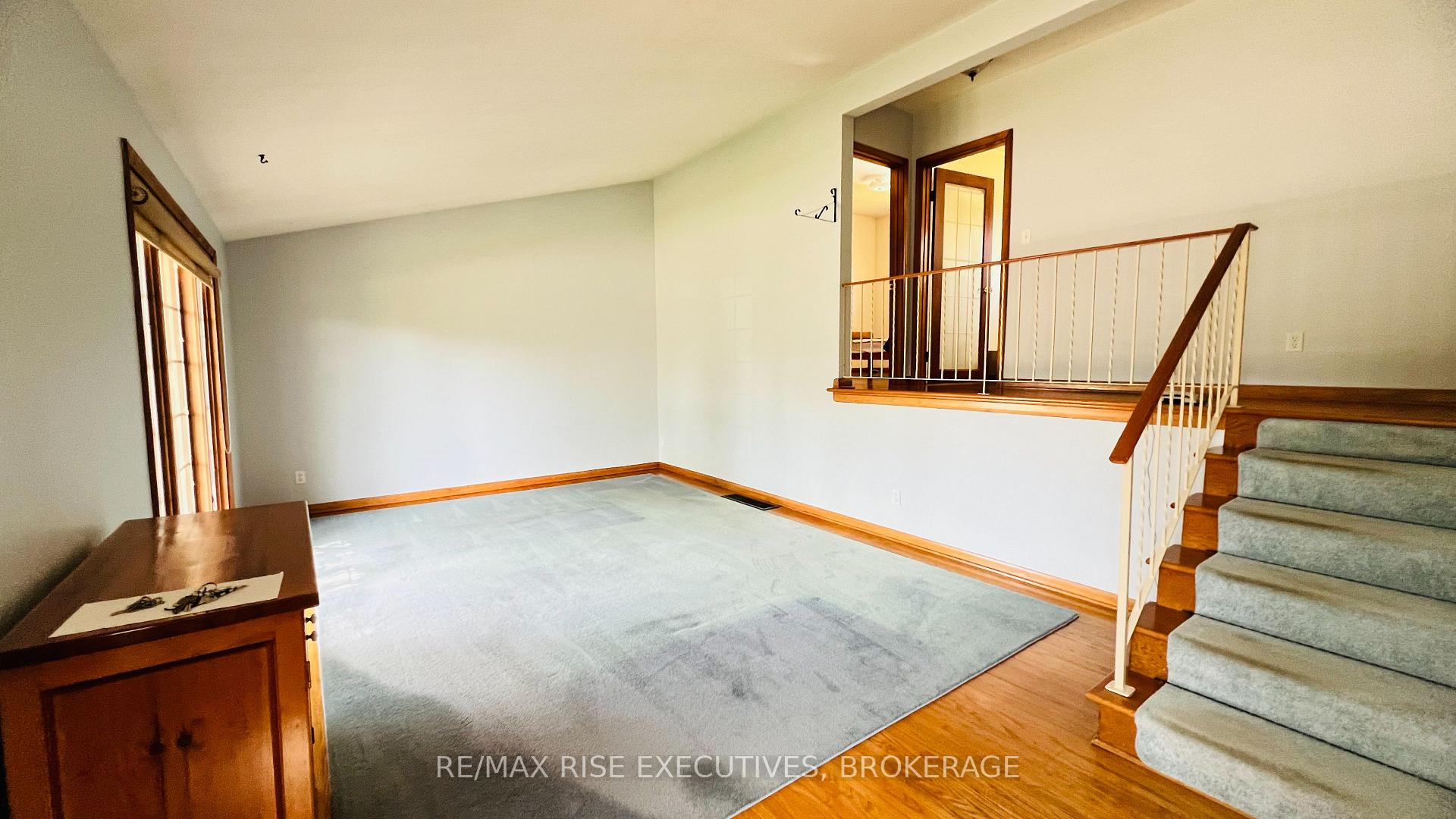 Photo 5 of 61 Conacher Drive, Kingston, Rideau — HOMEH
