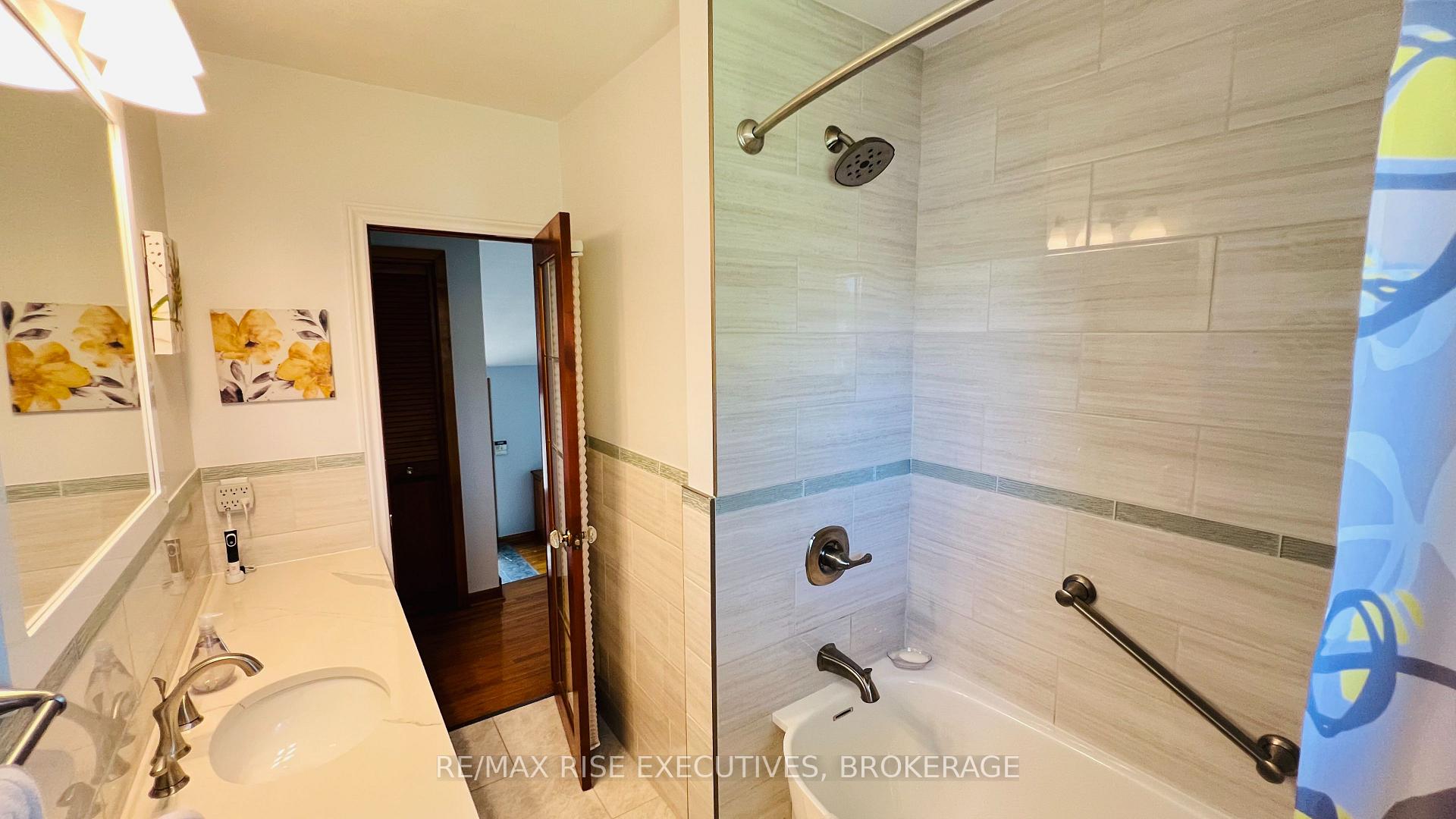 Photo 17 of 61 Conacher Drive, Kingston, Rideau — HOMEH
