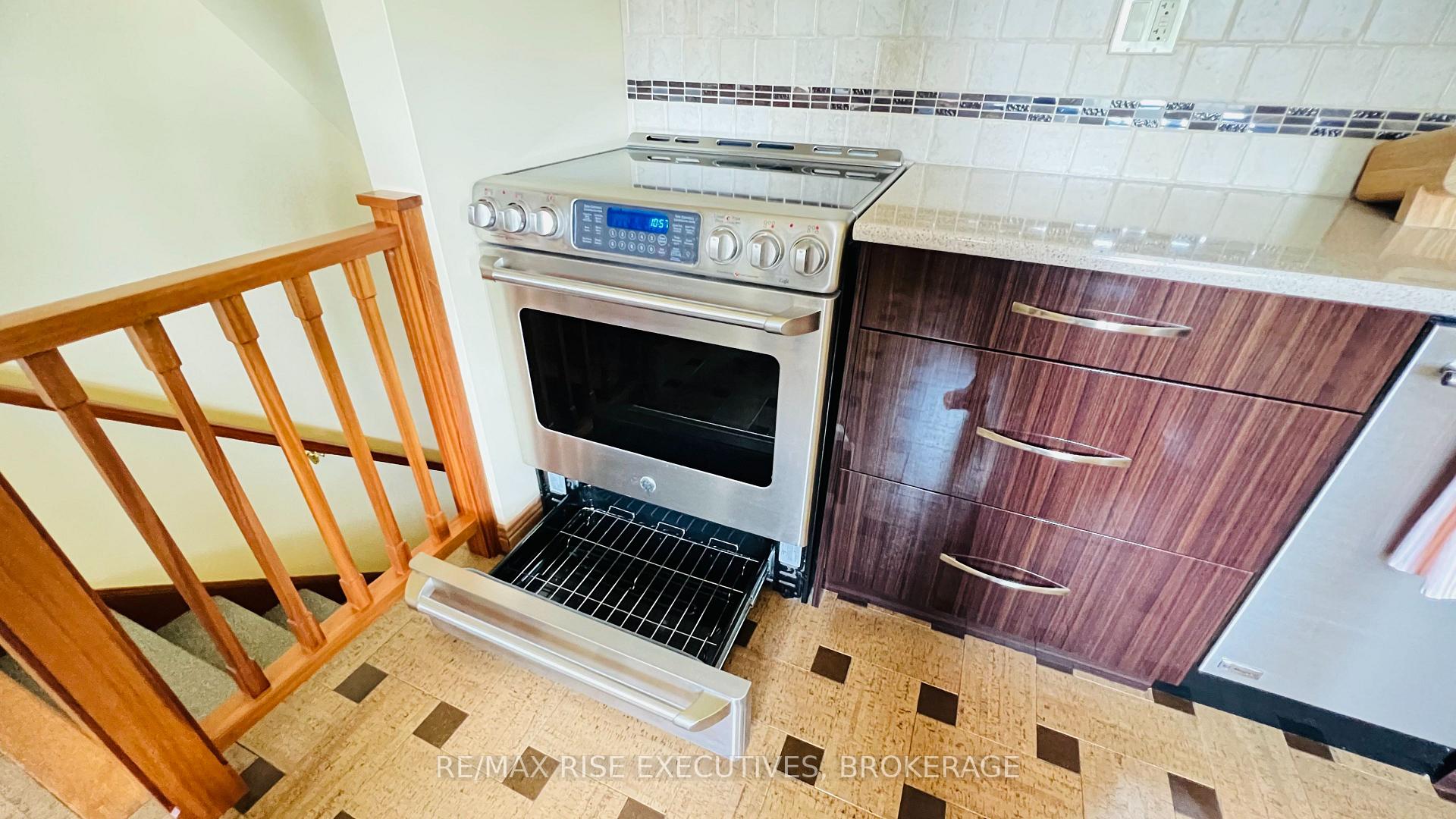 Photo 9 of 61 Conacher Drive, Kingston, Rideau — HOMEH