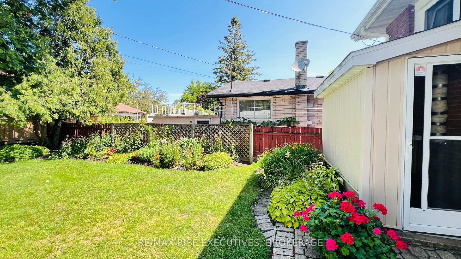 Photo 35 of 61 Conacher Drive, Kingston, Rideau — HOMEH