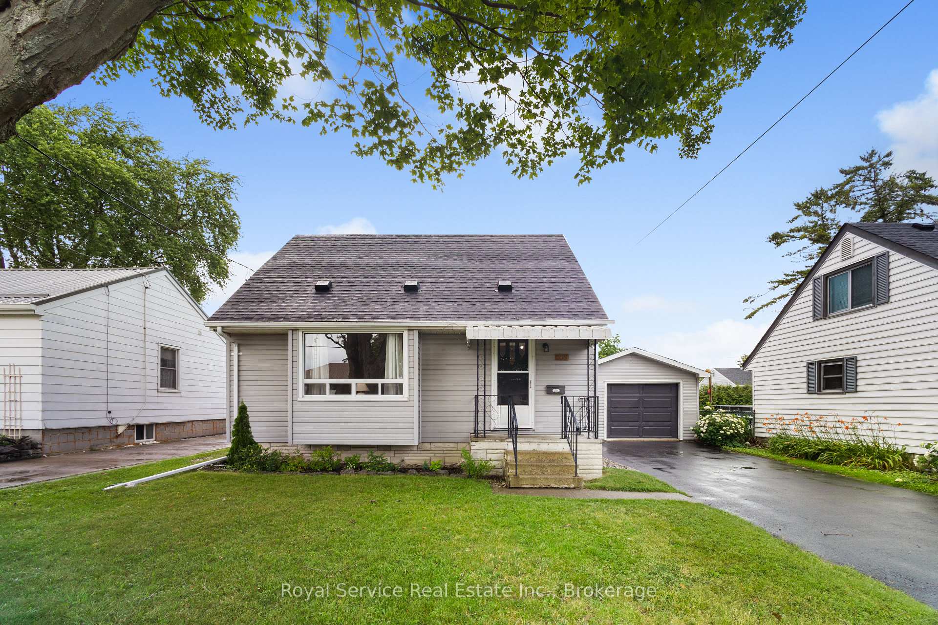 Photo 2 of 558 Burnham Street, Cobourg — HOMEH