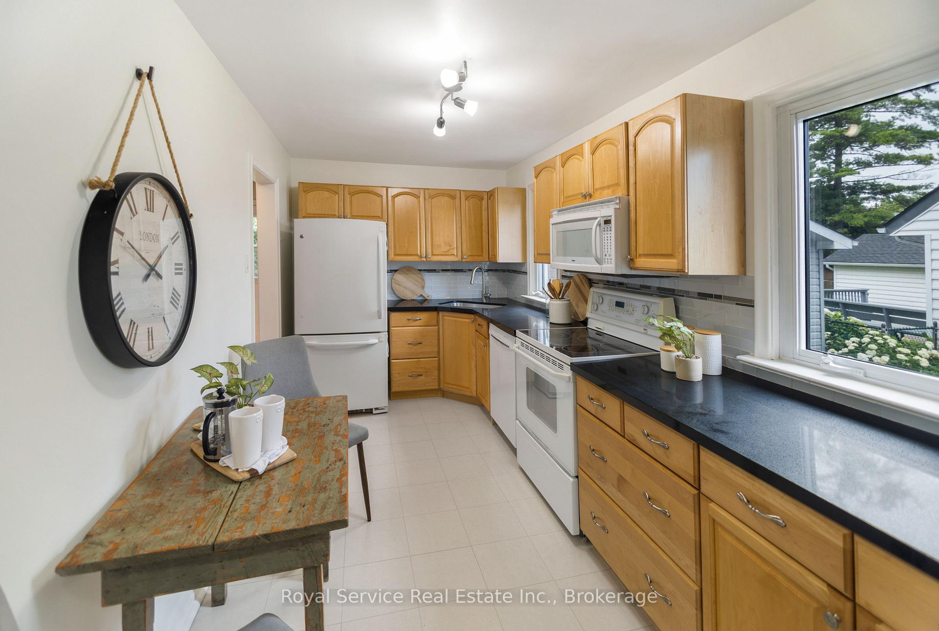 Photo 5 of 558 Burnham Street, Cobourg — HOMEH