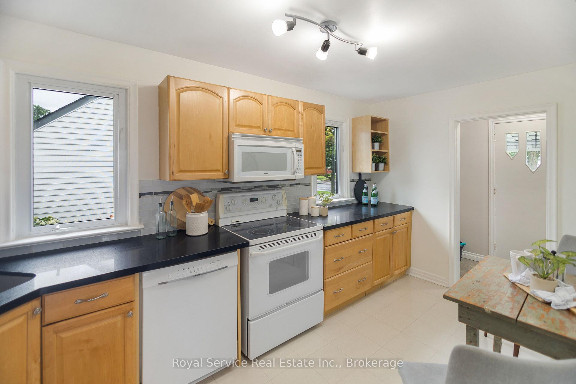 Photo 6 of 558 Burnham Street, Cobourg — HOMEH