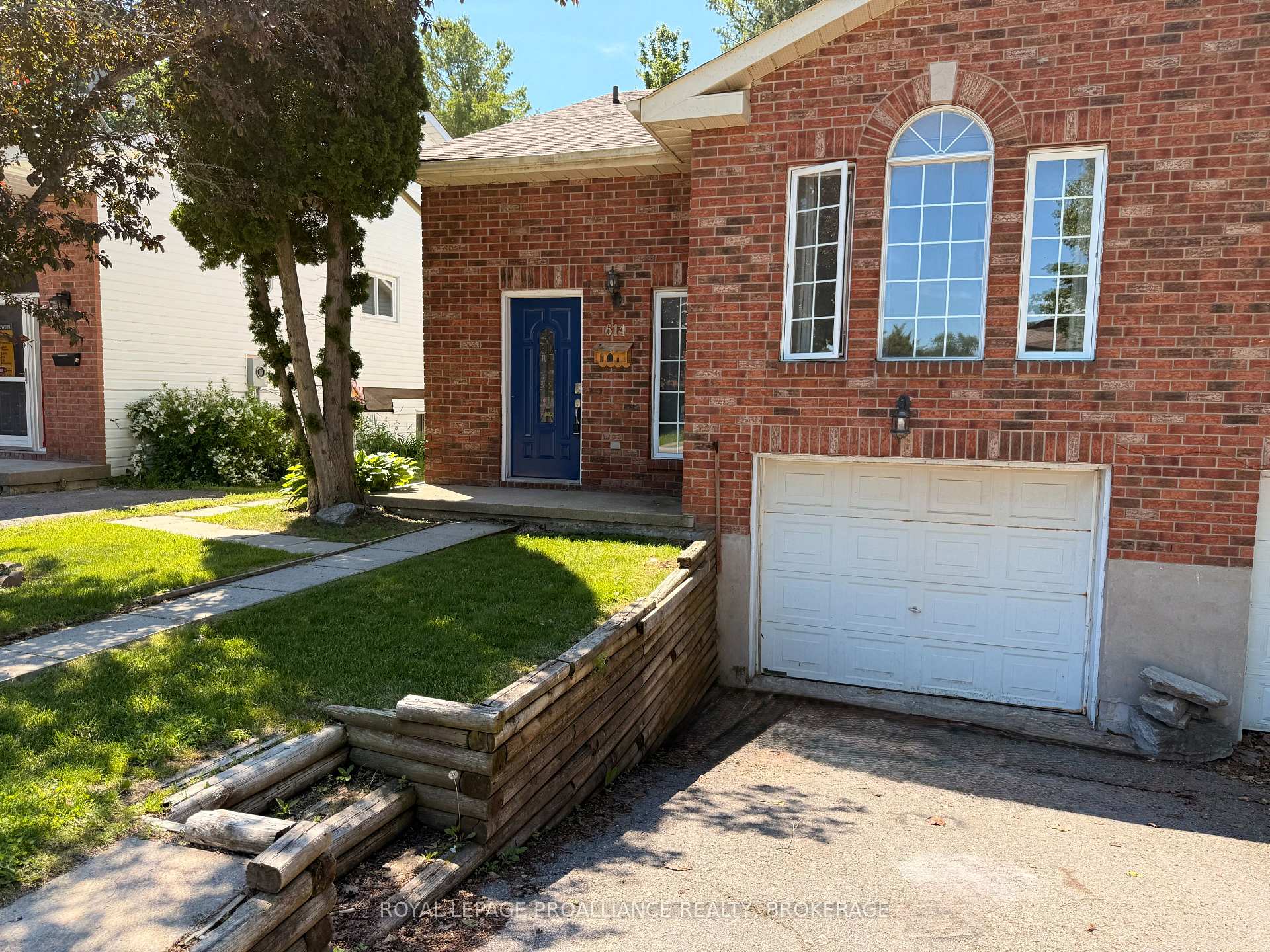 Photo 3 of 614 Barnsley Crescent, Kingston, City SouthWest — HOMEH